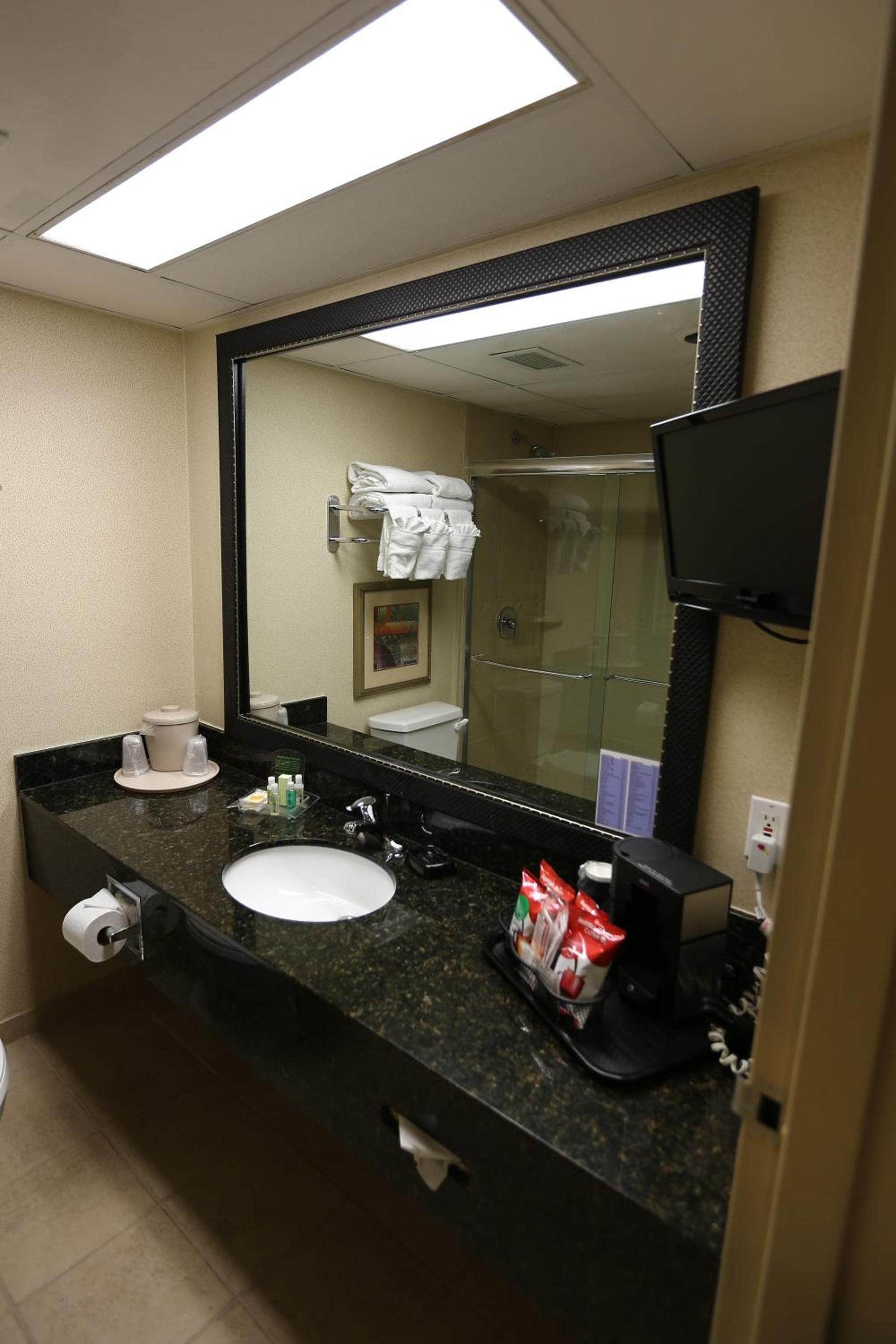 Ramada by Wyndham Midtown Grand Island photo 39