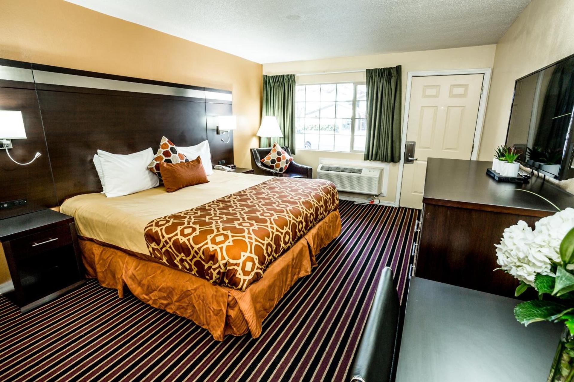 Signature Inn Medford Downtown - Newly Renovated photo 16