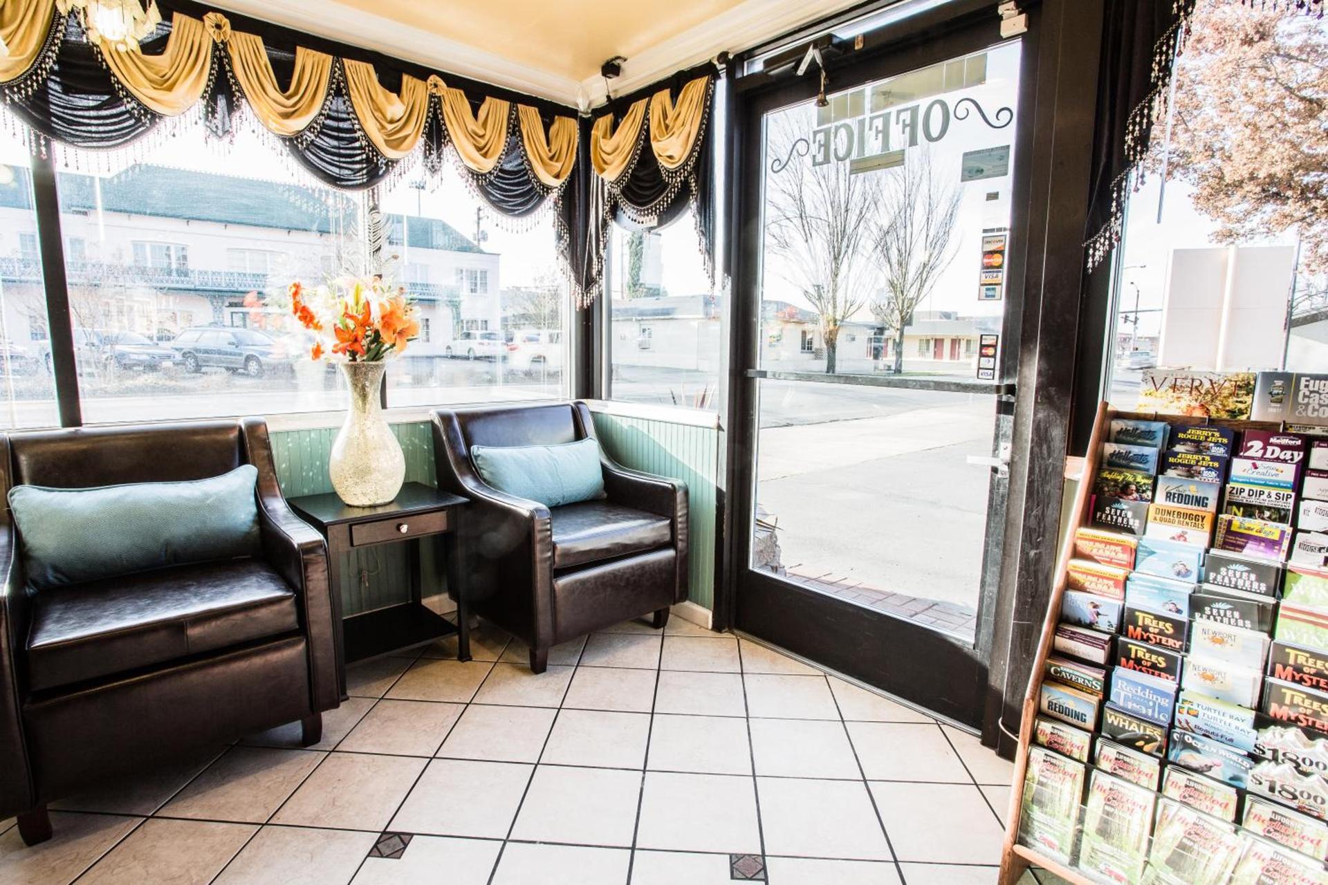 Signature Inn Medford Downtown - Newly Renovated photo 4