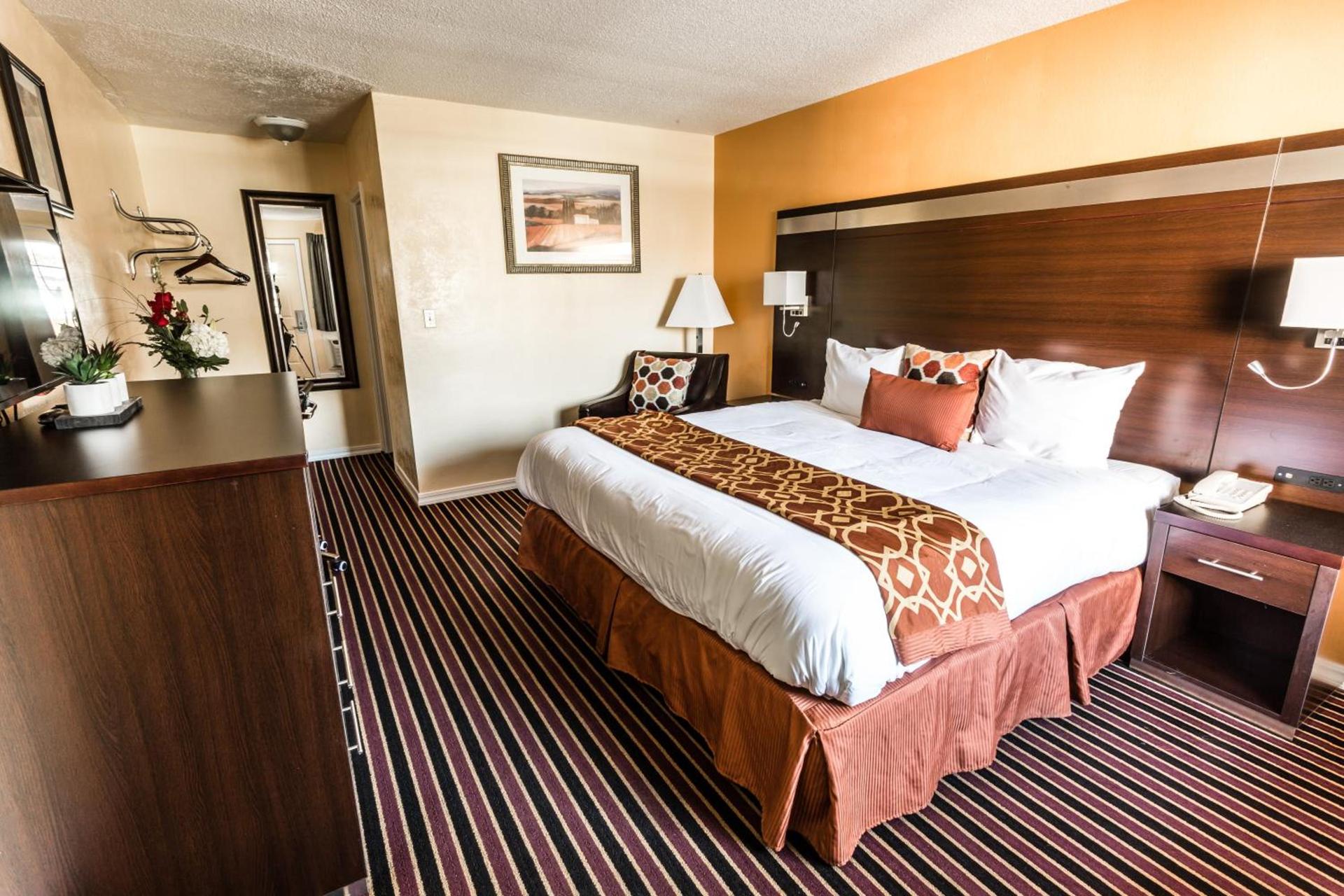 Signature Inn Medford Downtown - Newly Renovated photo 10