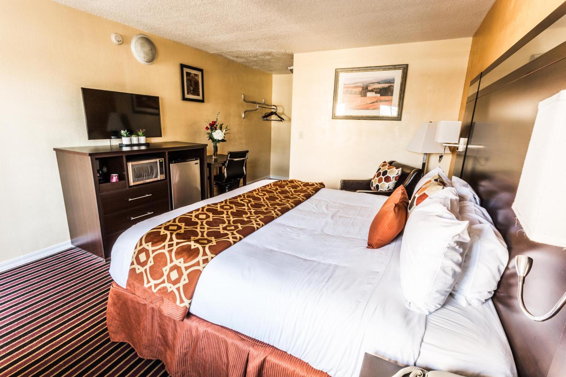 Signature Inn Medford Downtown - Newly Renovated photo 12