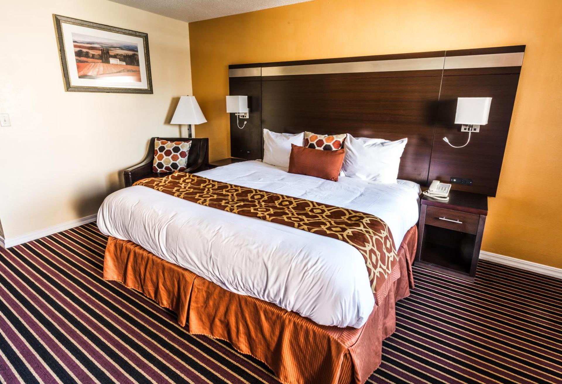 Signature Inn Medford Downtown - Newly Renovated photo 11