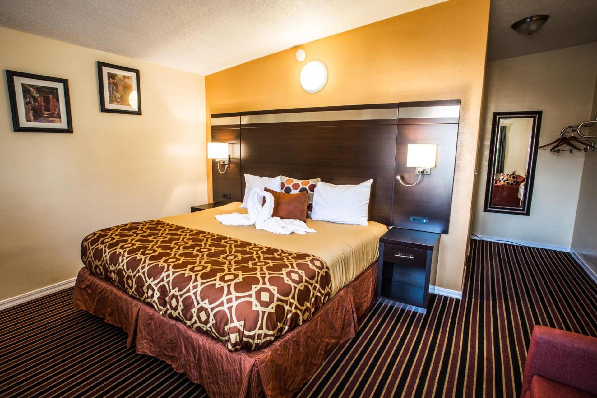 Signature Inn Medford Downtown - Newly Renovated photo 13