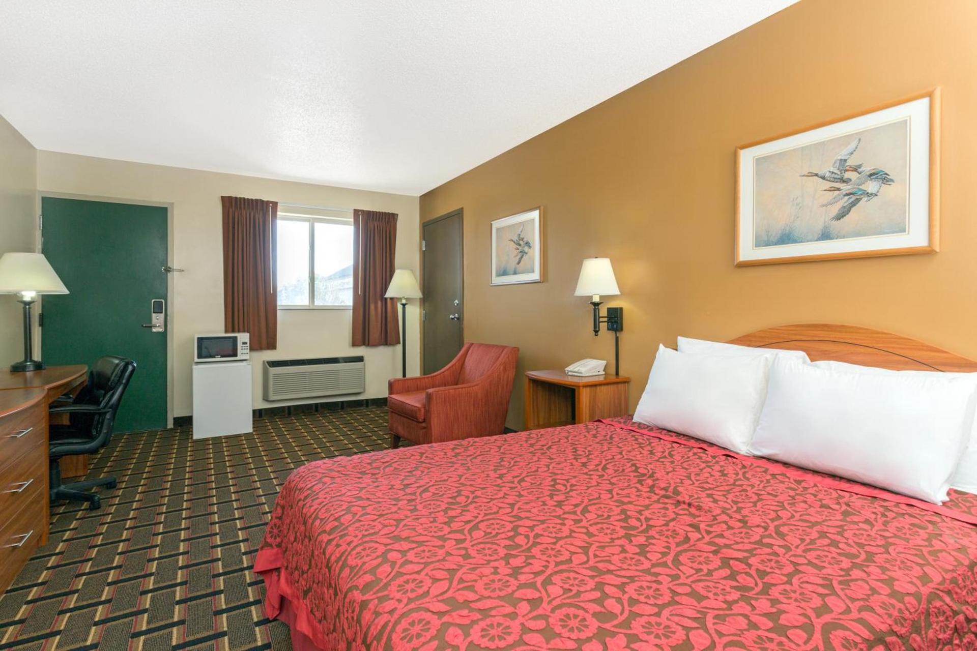 Days Inn by Wyndham Paxton photo 21