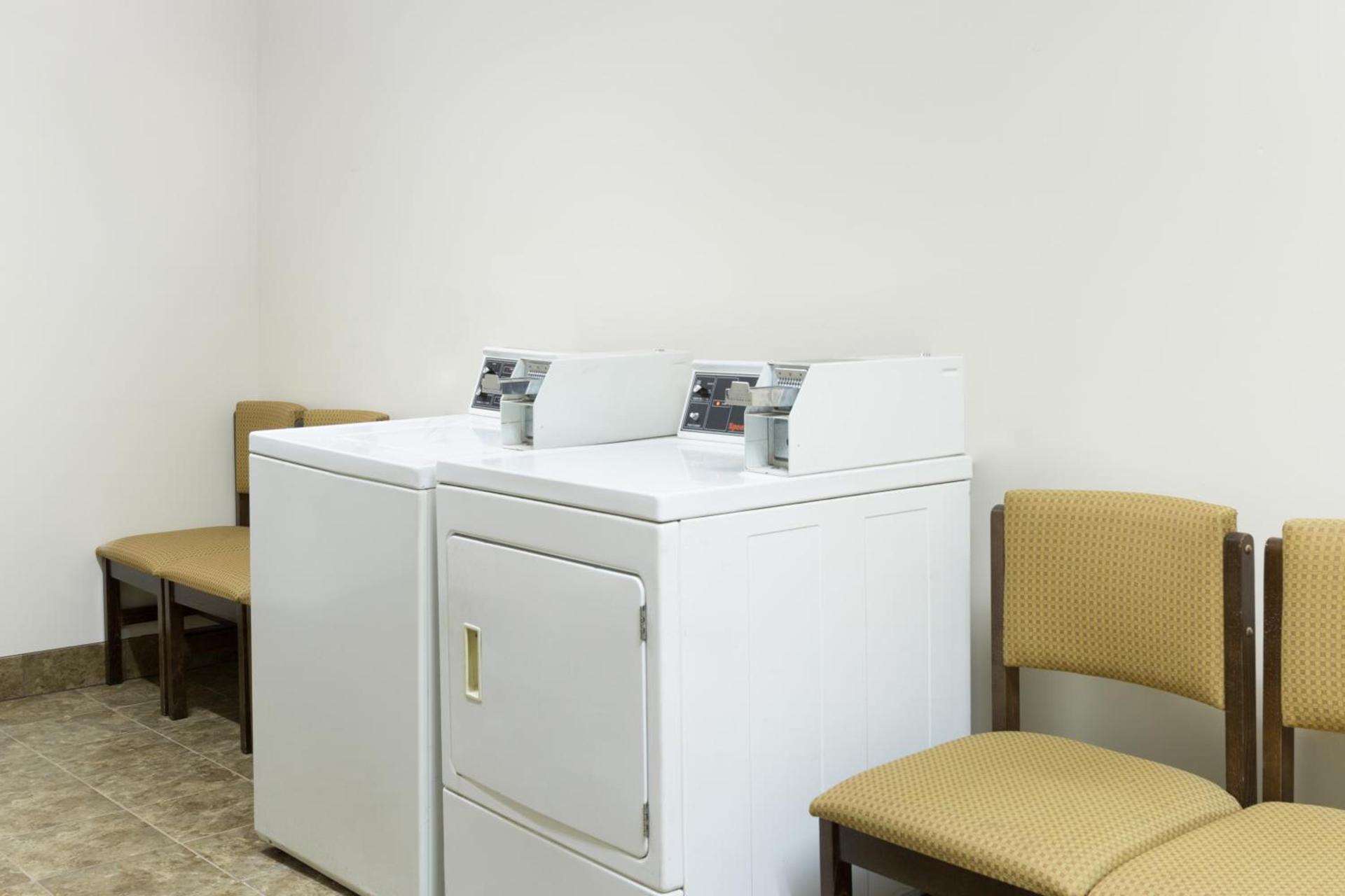 Days Inn by Wyndham Paxton photo 30