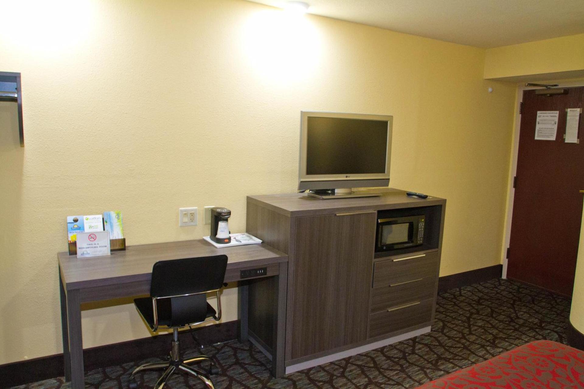 Days Inn by Wyndham Blue Springs photo 21
