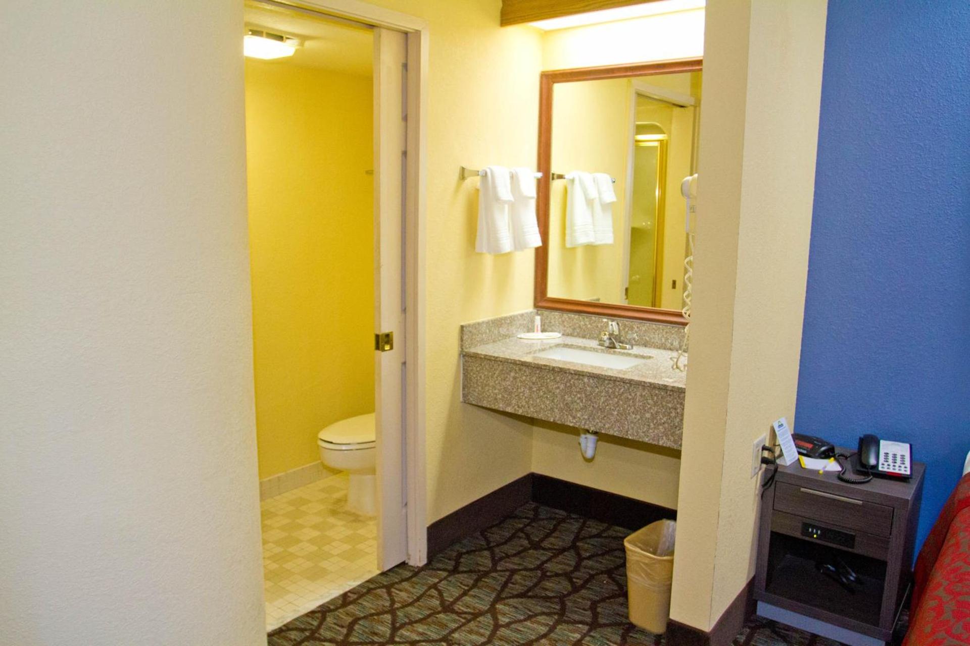 Days Inn by Wyndham Blue Springs photo 20