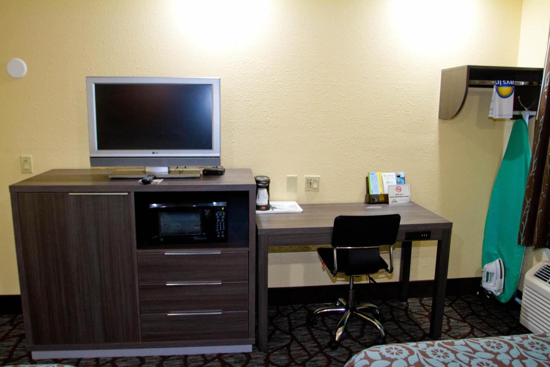 Days Inn by Wyndham Blue Springs photo 23