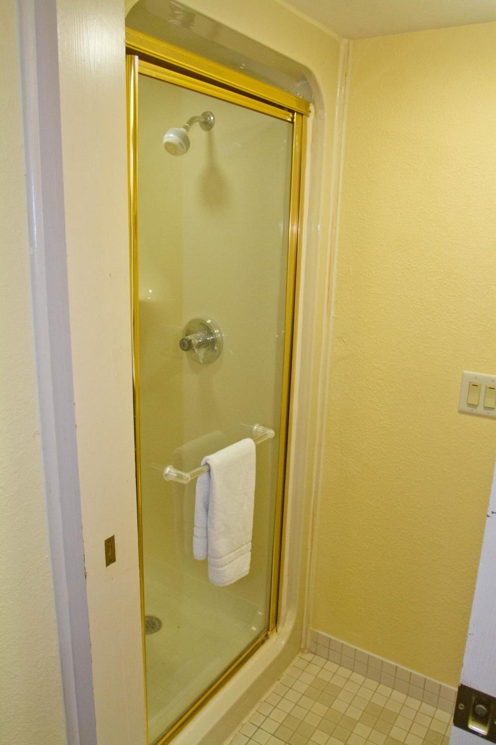 Days Inn by Wyndham Blue Springs photo 19