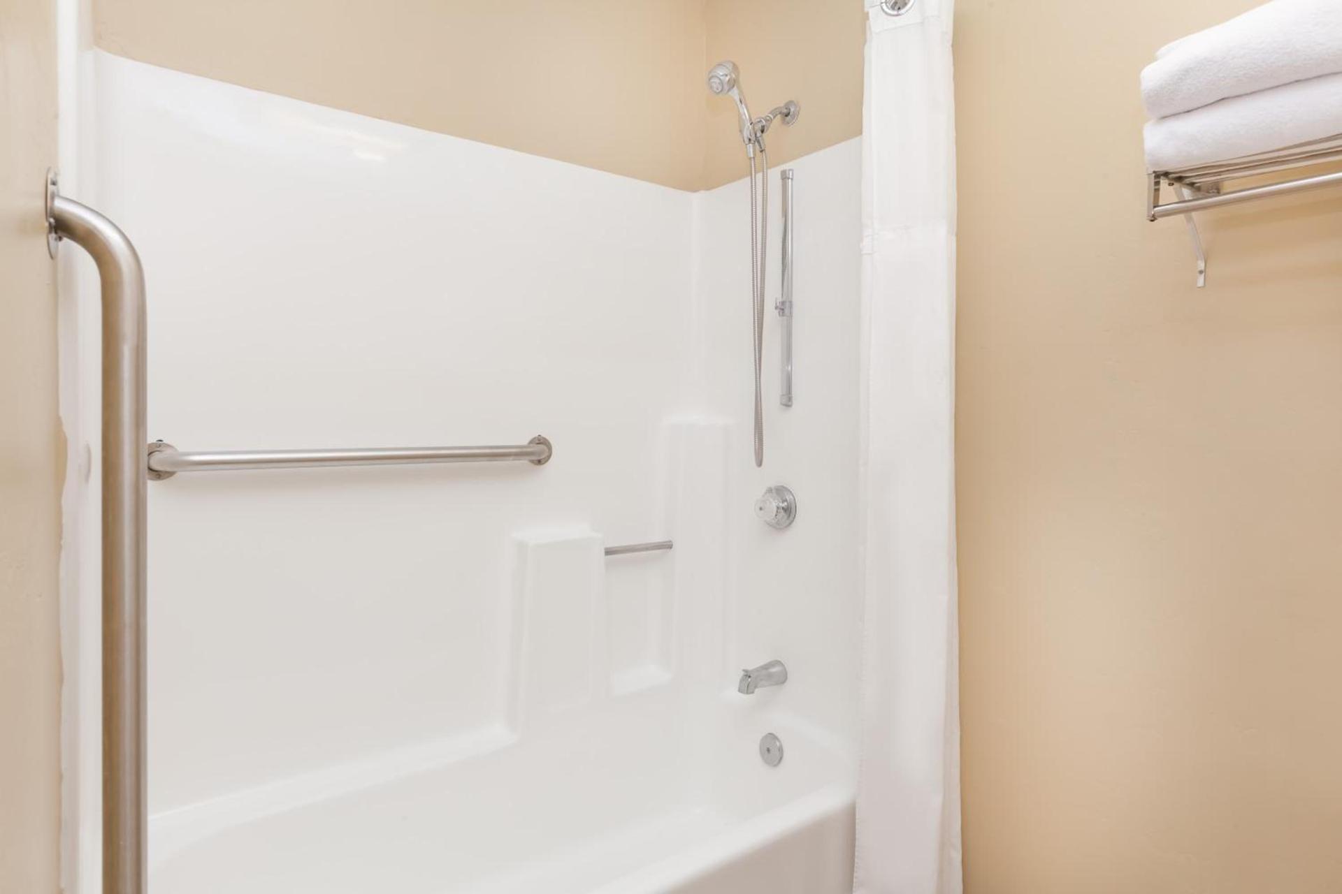 Ramada by Wyndham San Diego Poway Miramar photo 43