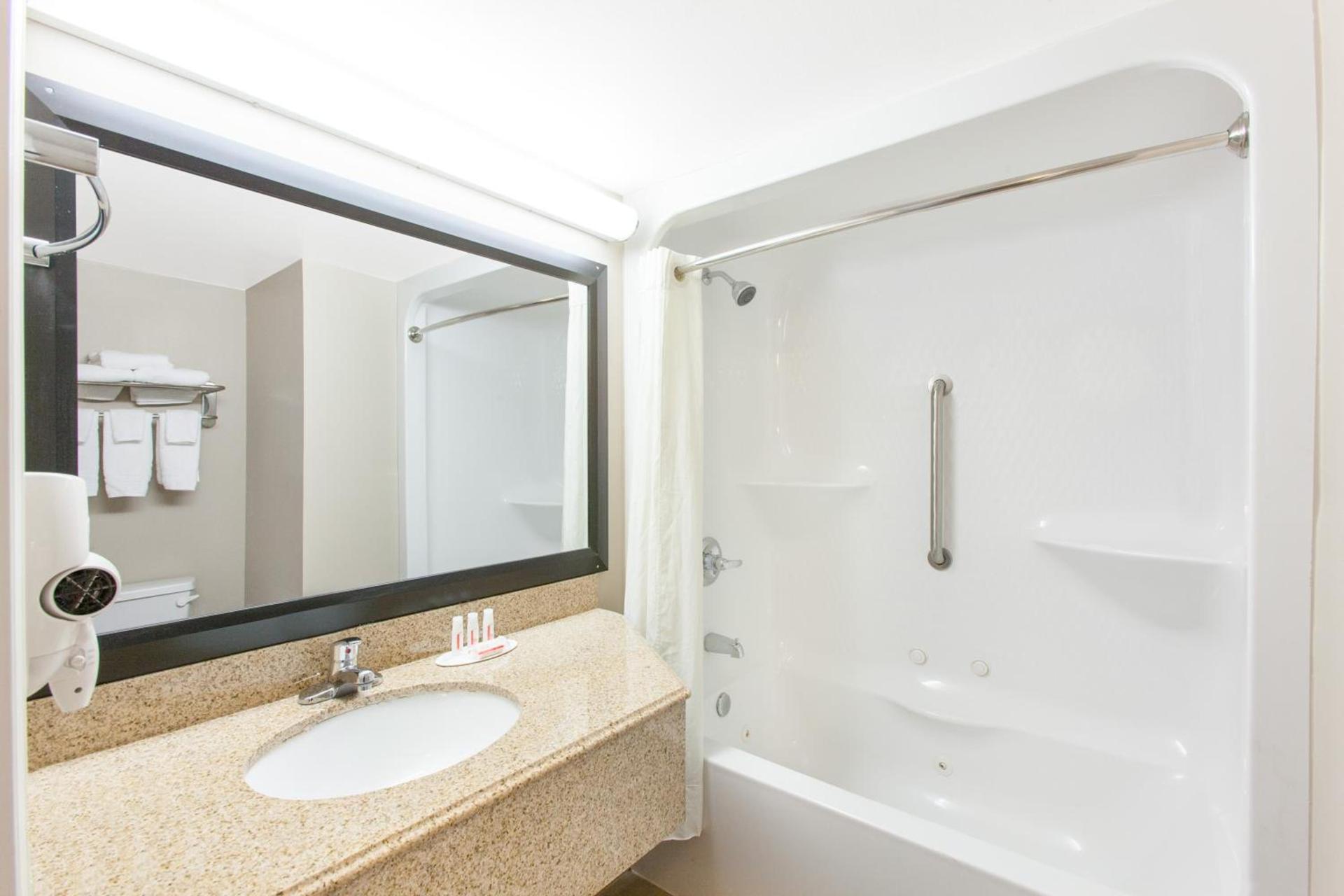 Super 8 by Wyndham Oklahoma City photo 25