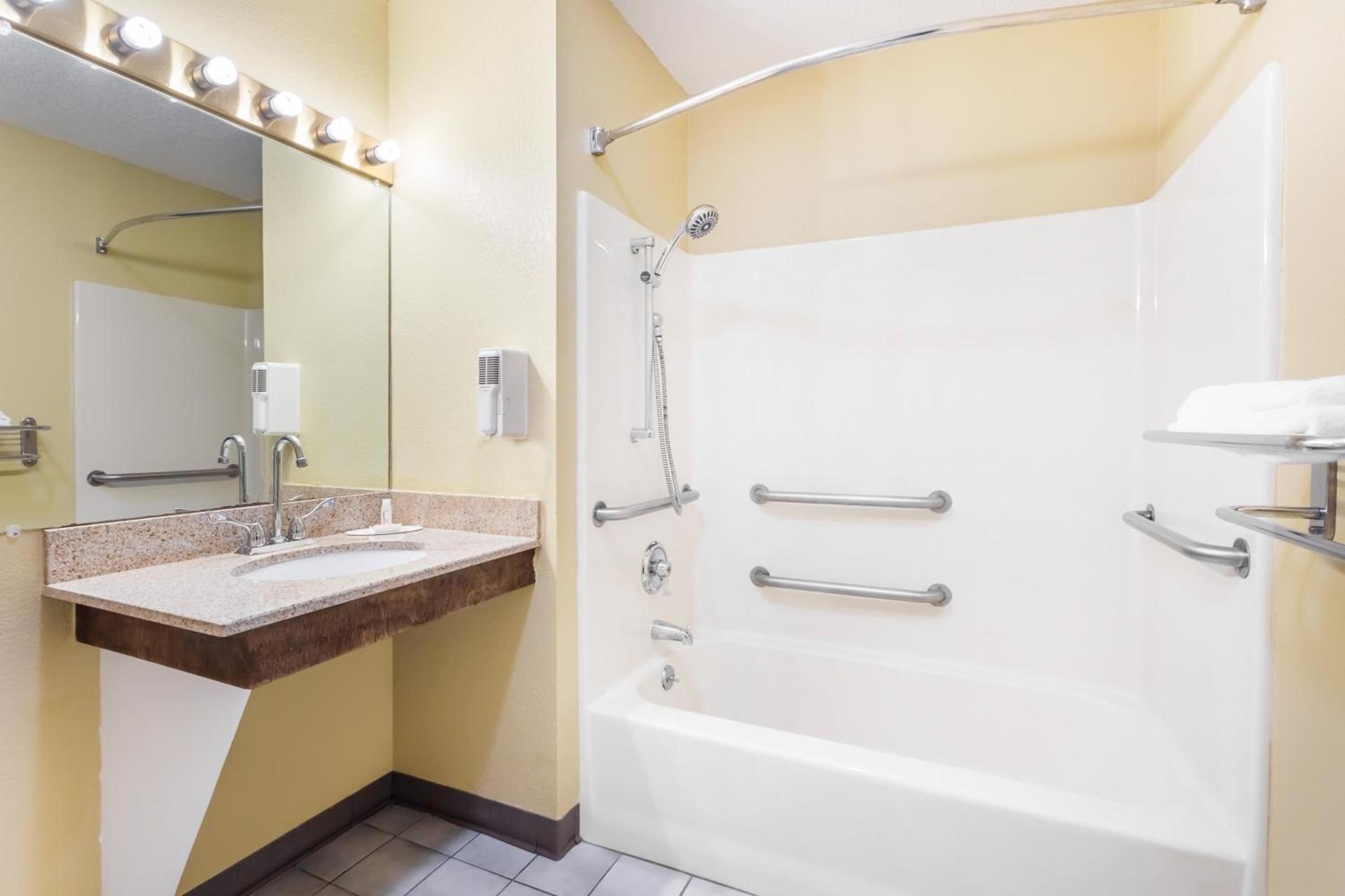 Days Inn by Wyndham Simpsonville photo 25