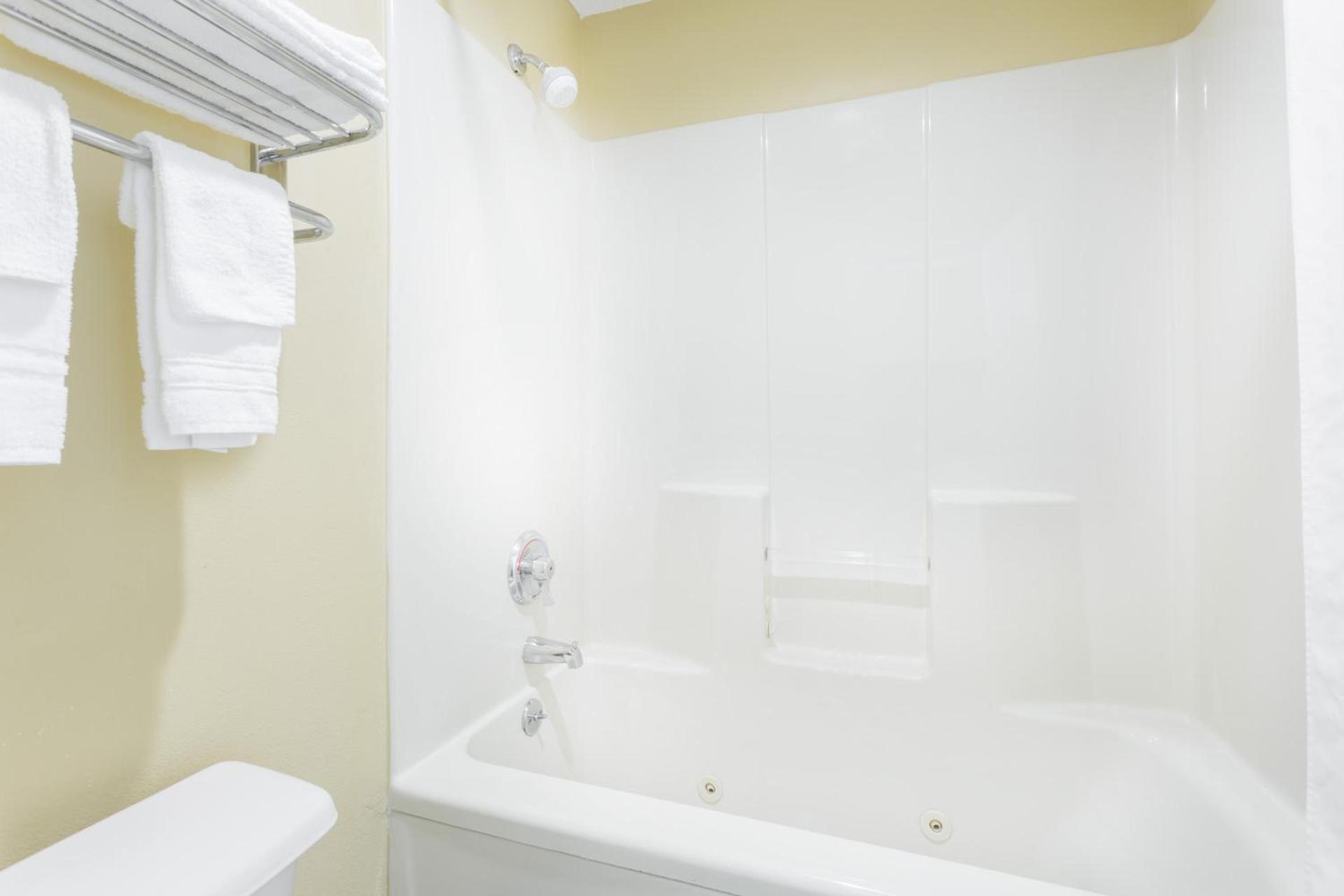 Days Inn by Wyndham Simpsonville photo 21