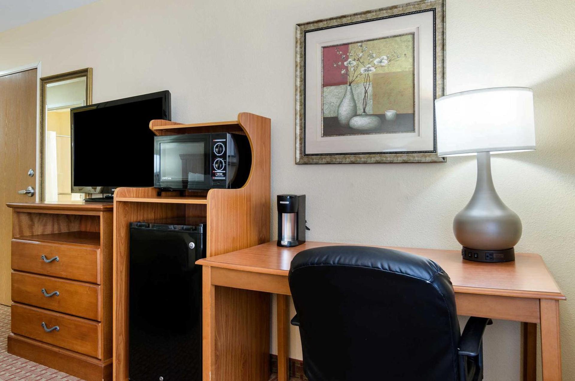 Super 8 by Wyndham Great Bend photo 26