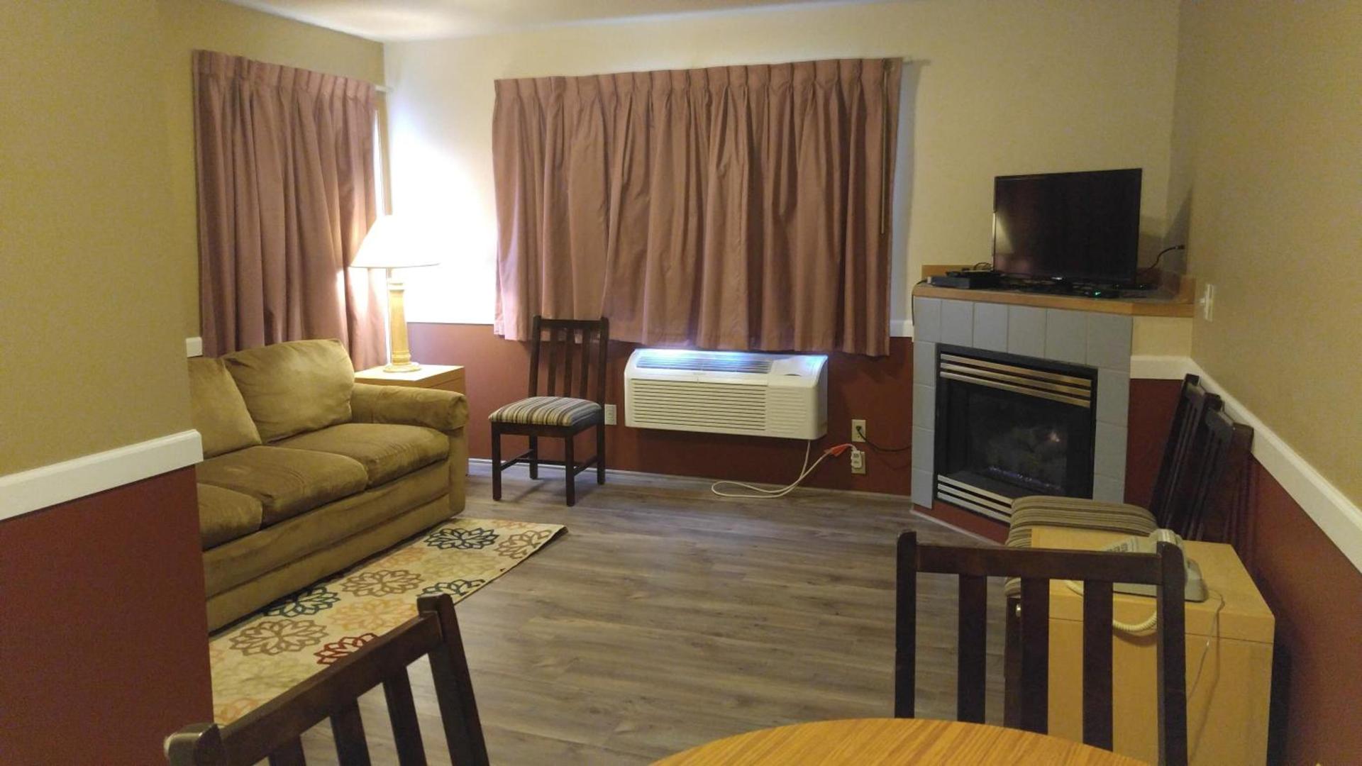 Hillcrest Inn photo 52