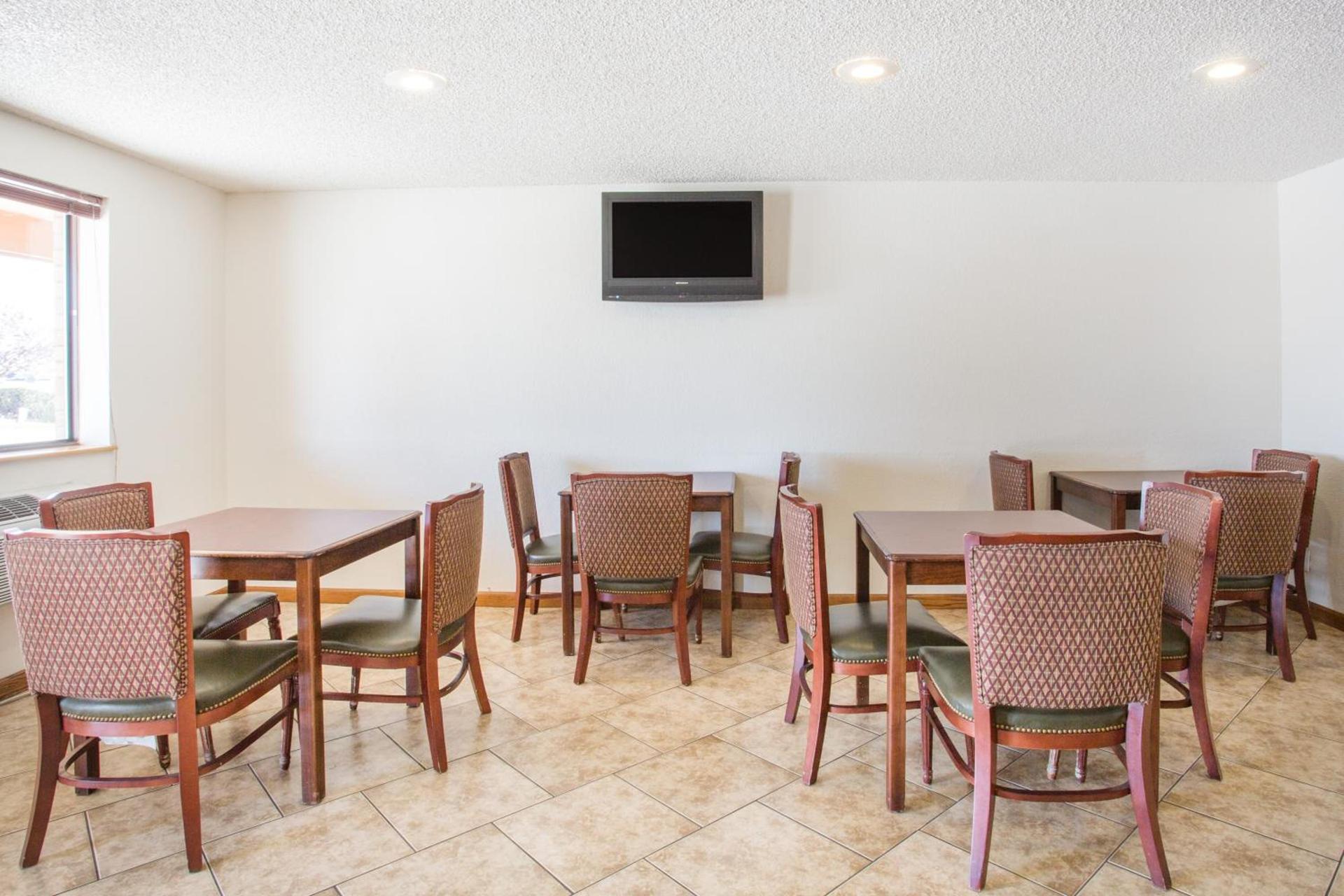 Super 8 by Wyndham Kingman photo 31