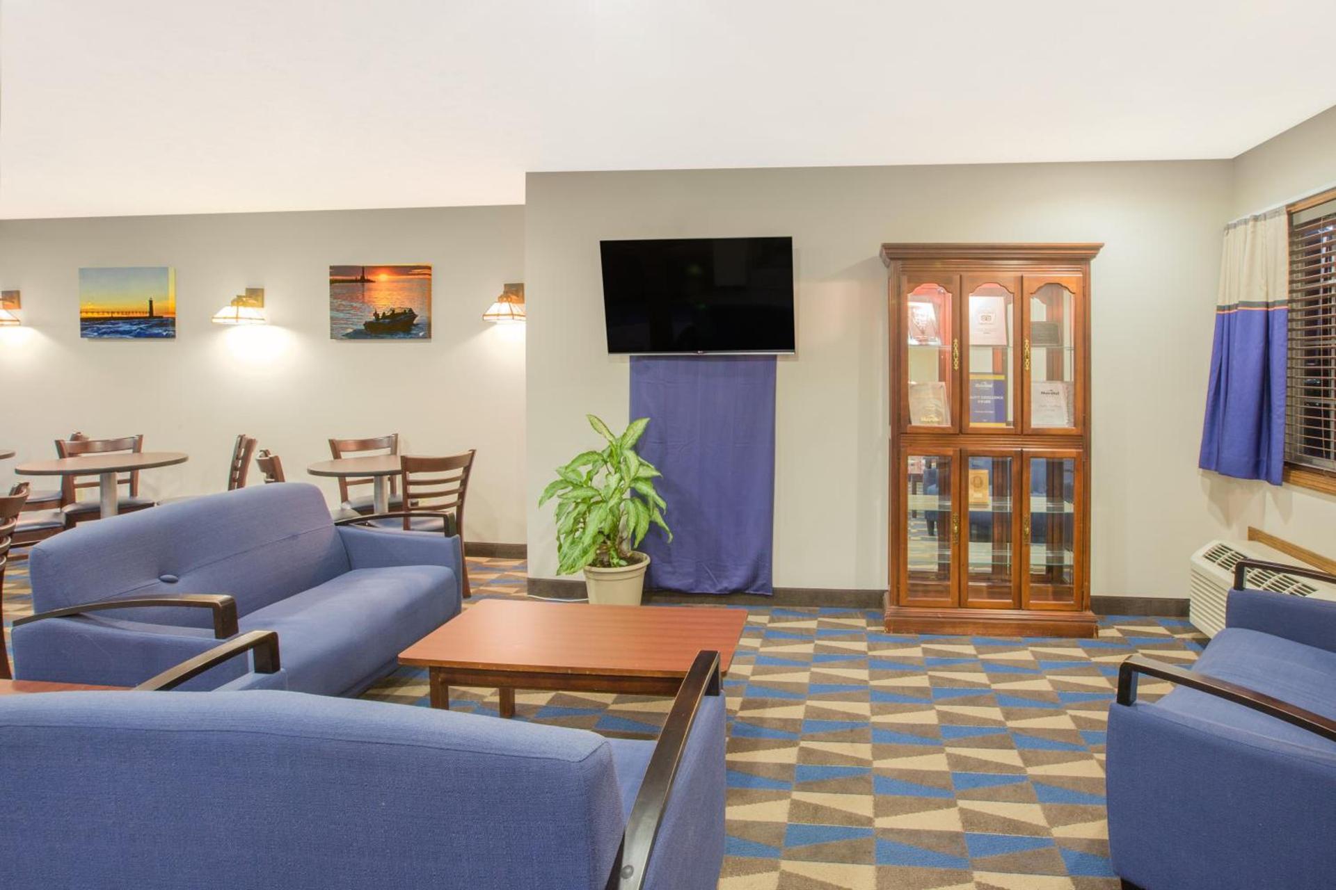 Microtel Inn and Suites Manistee photo 5