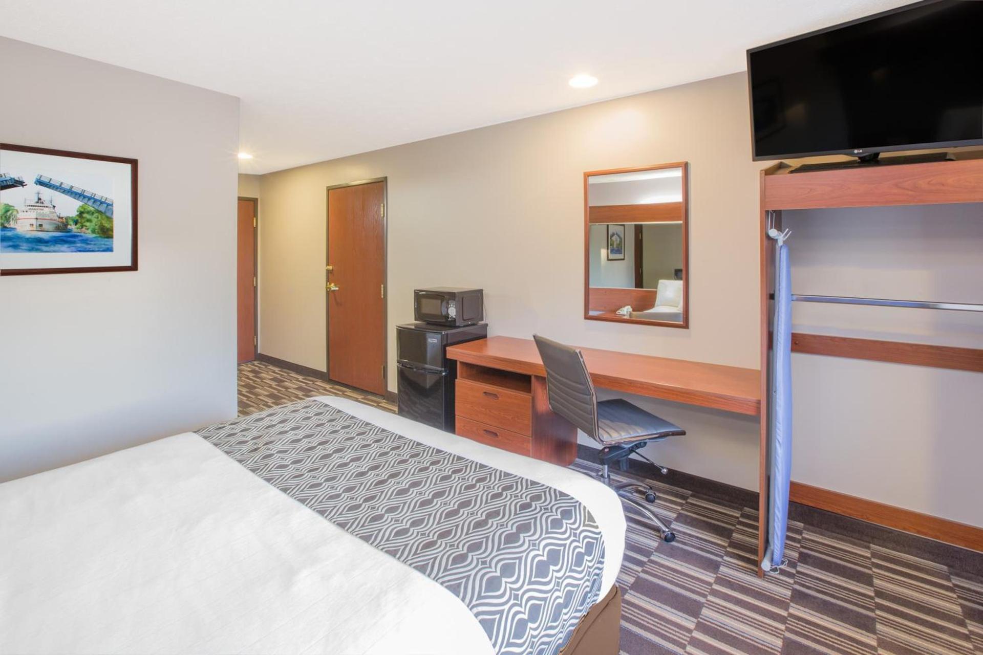 Microtel Inn and Suites Manistee photo 16