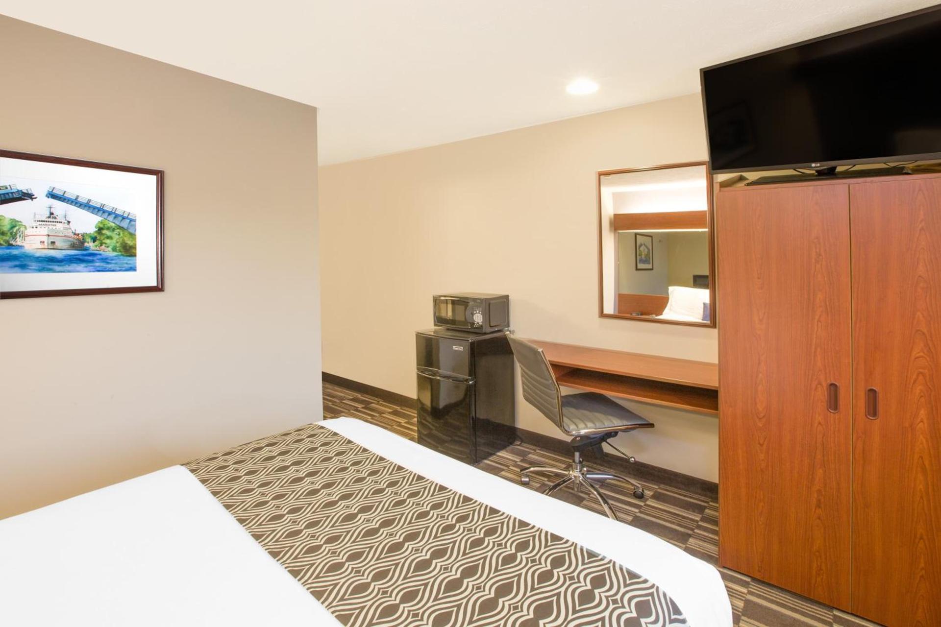 Microtel Inn and Suites Manistee photo 14
