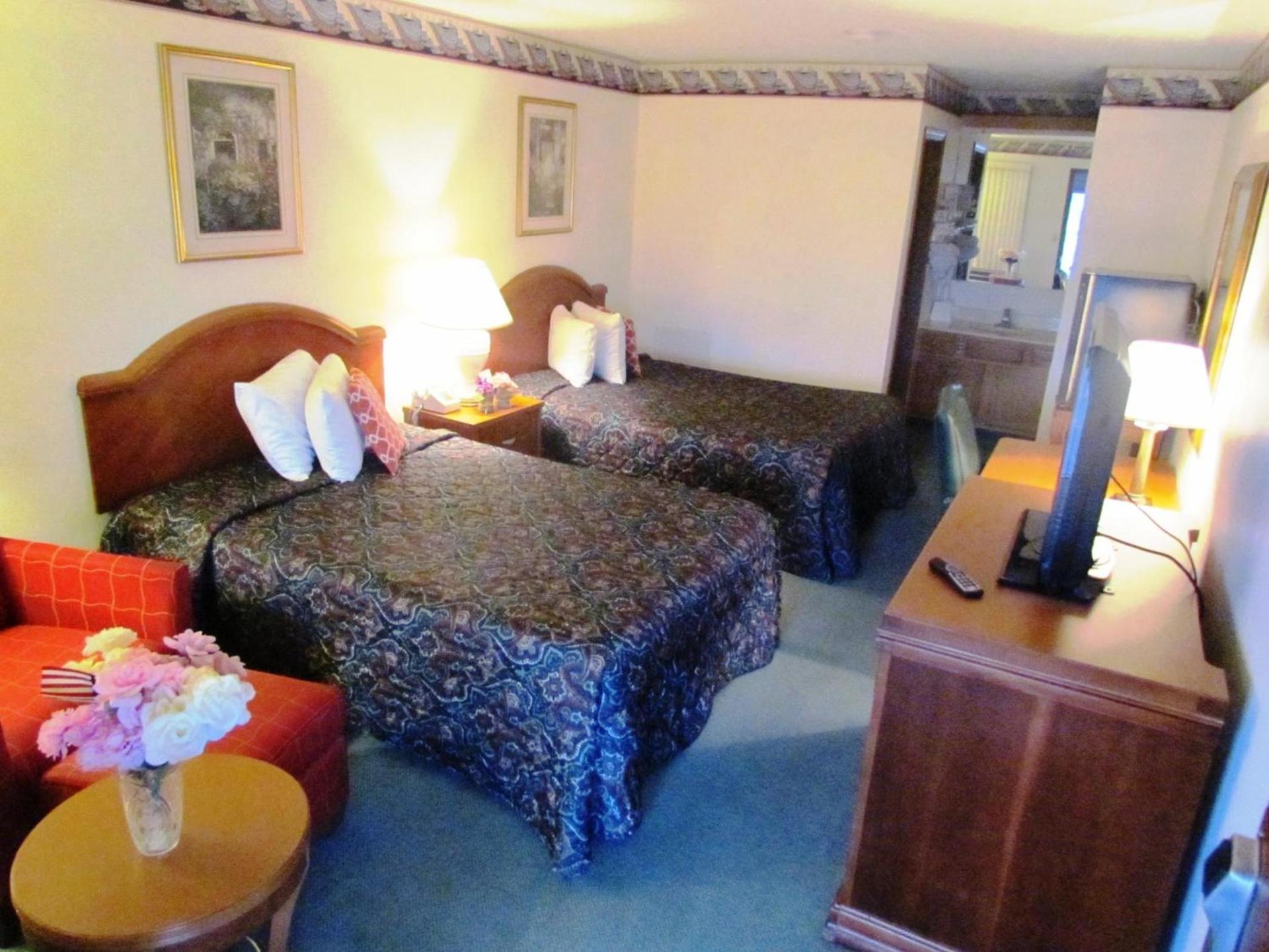 Travel Inn & Suites photo 2