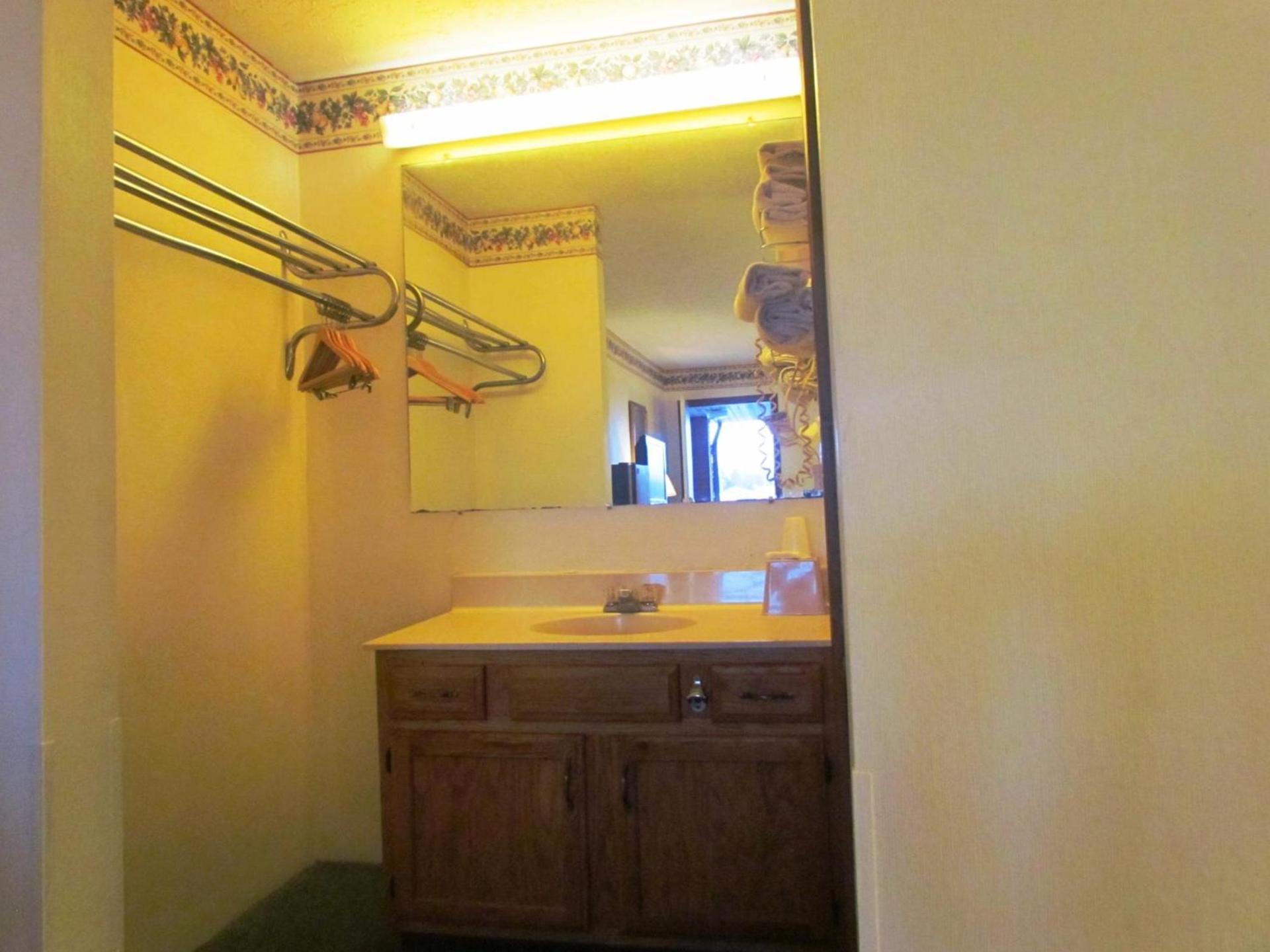 Travel Inn & Suites photo 9
