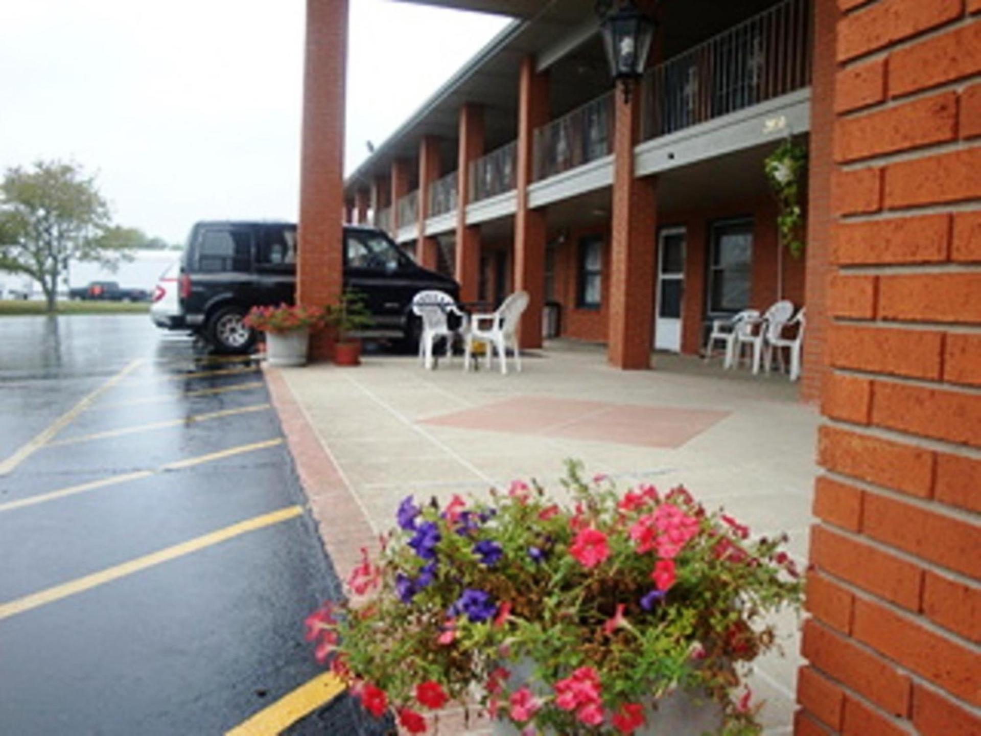 Travel Inn & Suites photo 5