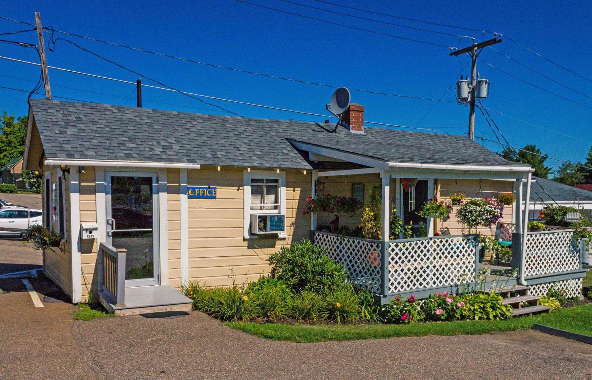 Half Moon Motel & Cottages photo 16
