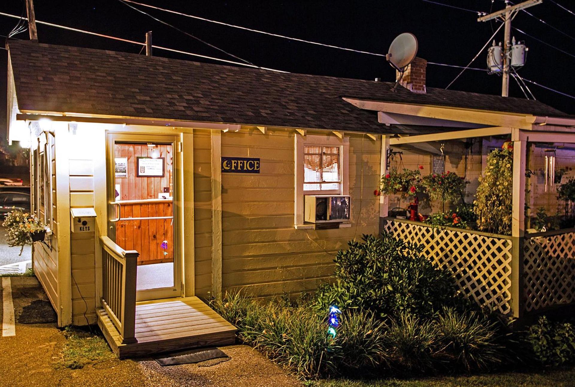 Half Moon Motel & Cottages photo 18