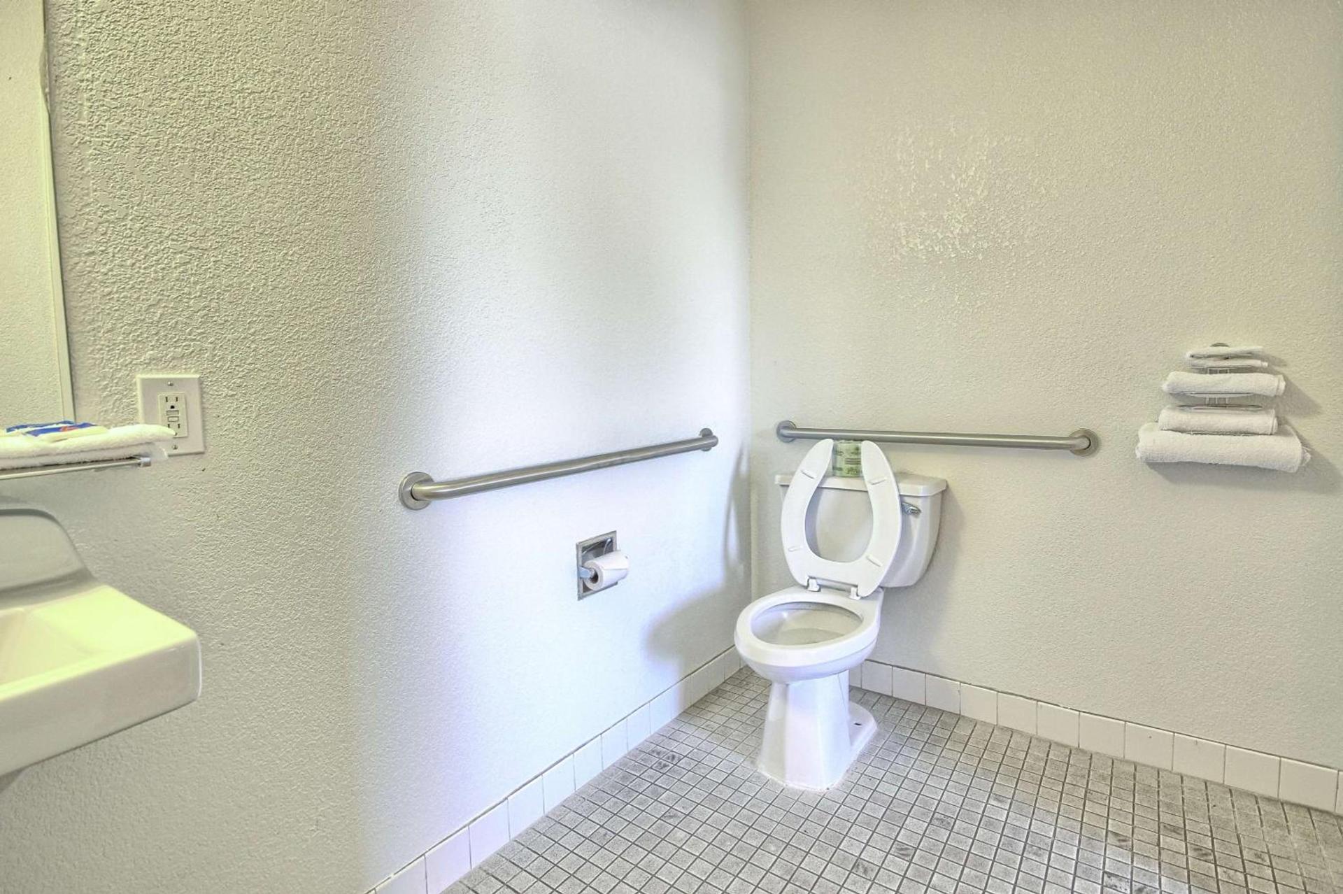 Bridgeview Hotel photo 68