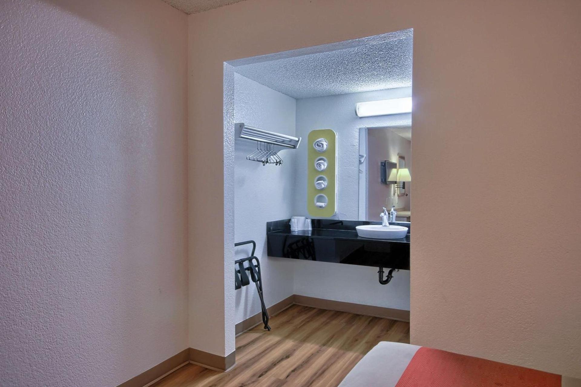 Bridgeview Hotel photo 69