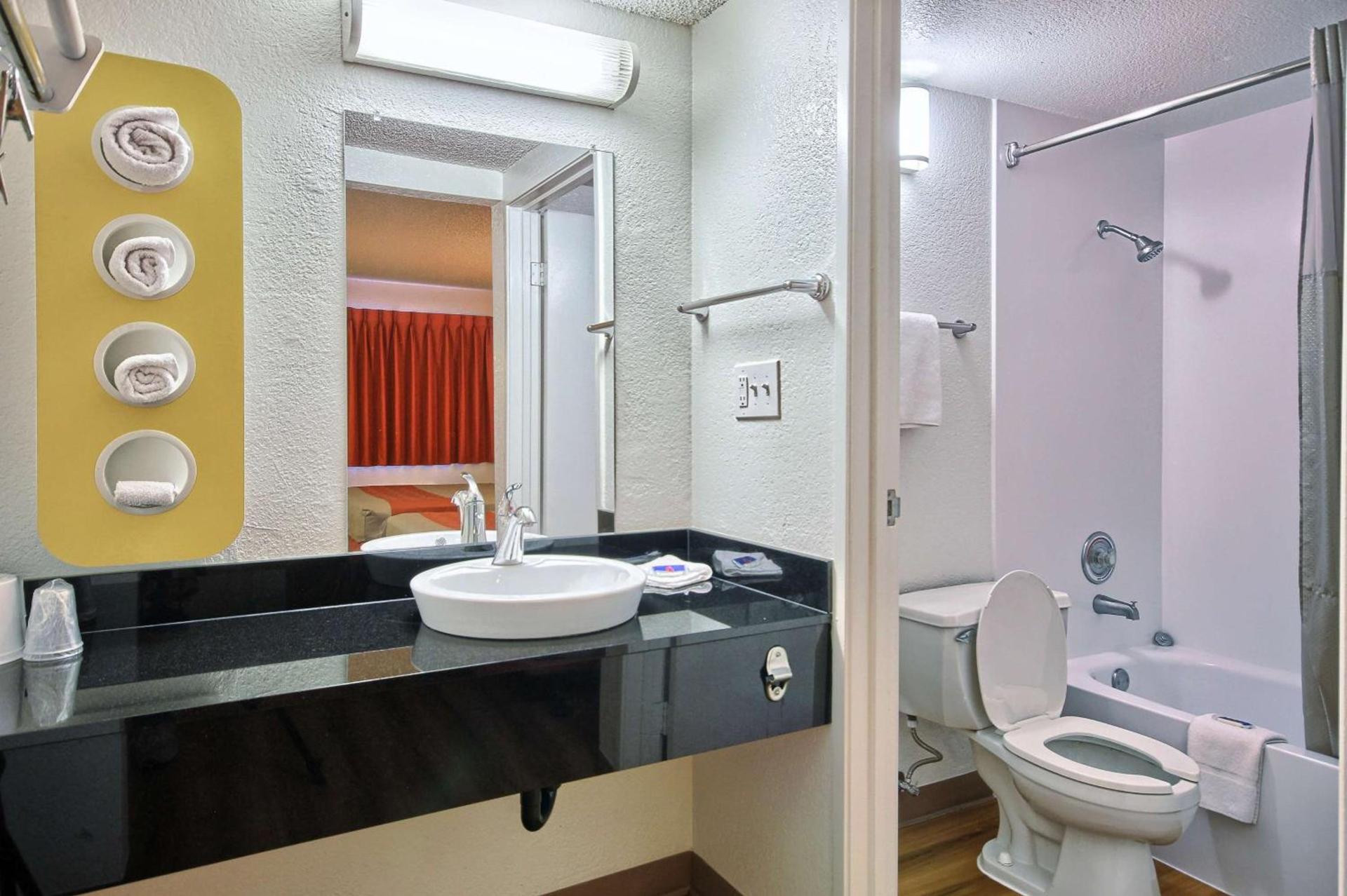 Bridgeview Hotel photo 70