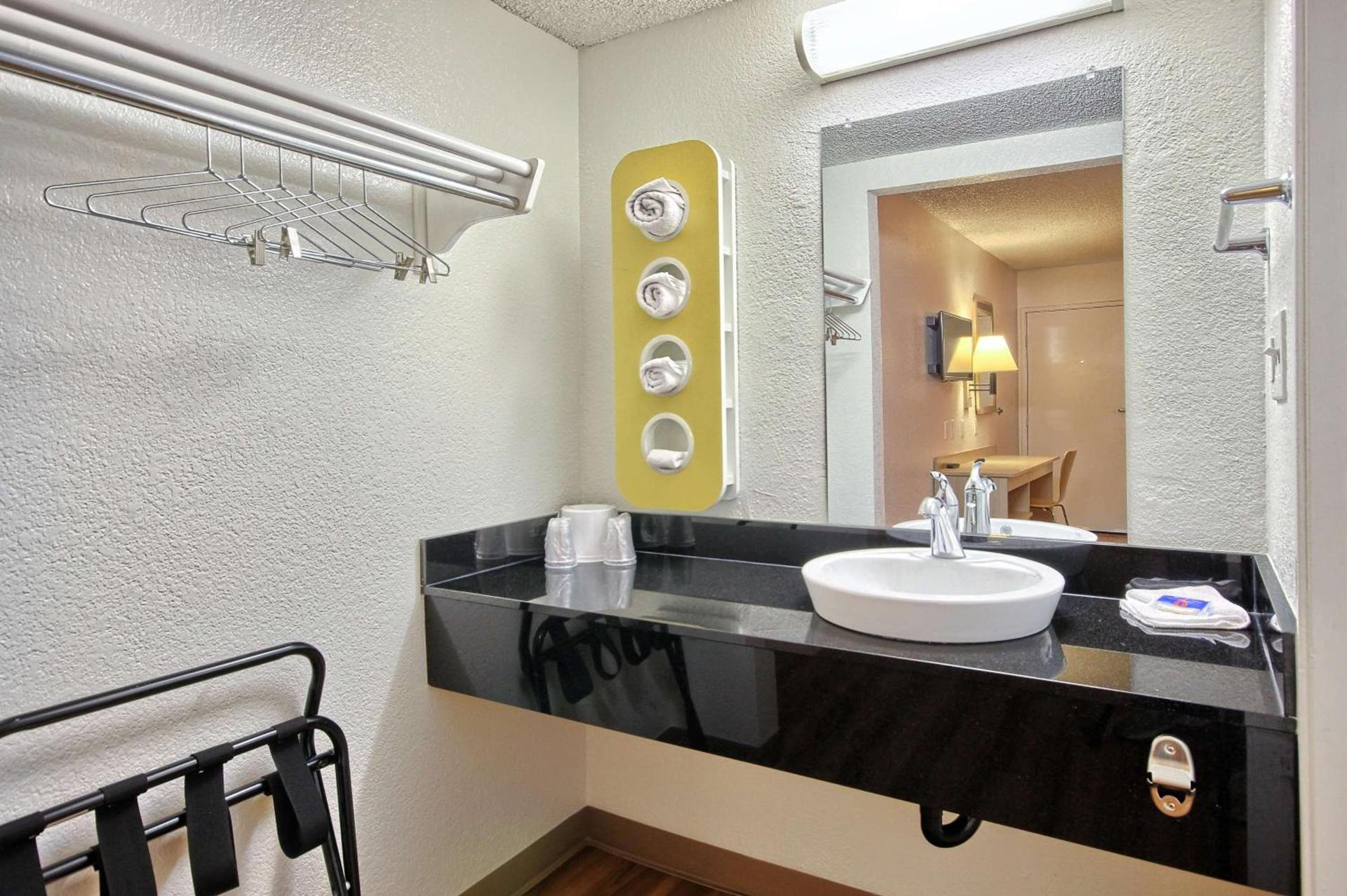 Bridgeview Hotel photo 72