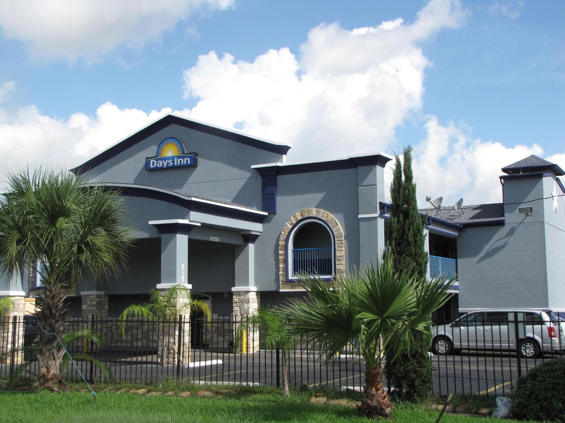 Days Inn by Wyndham Houston East photo 1