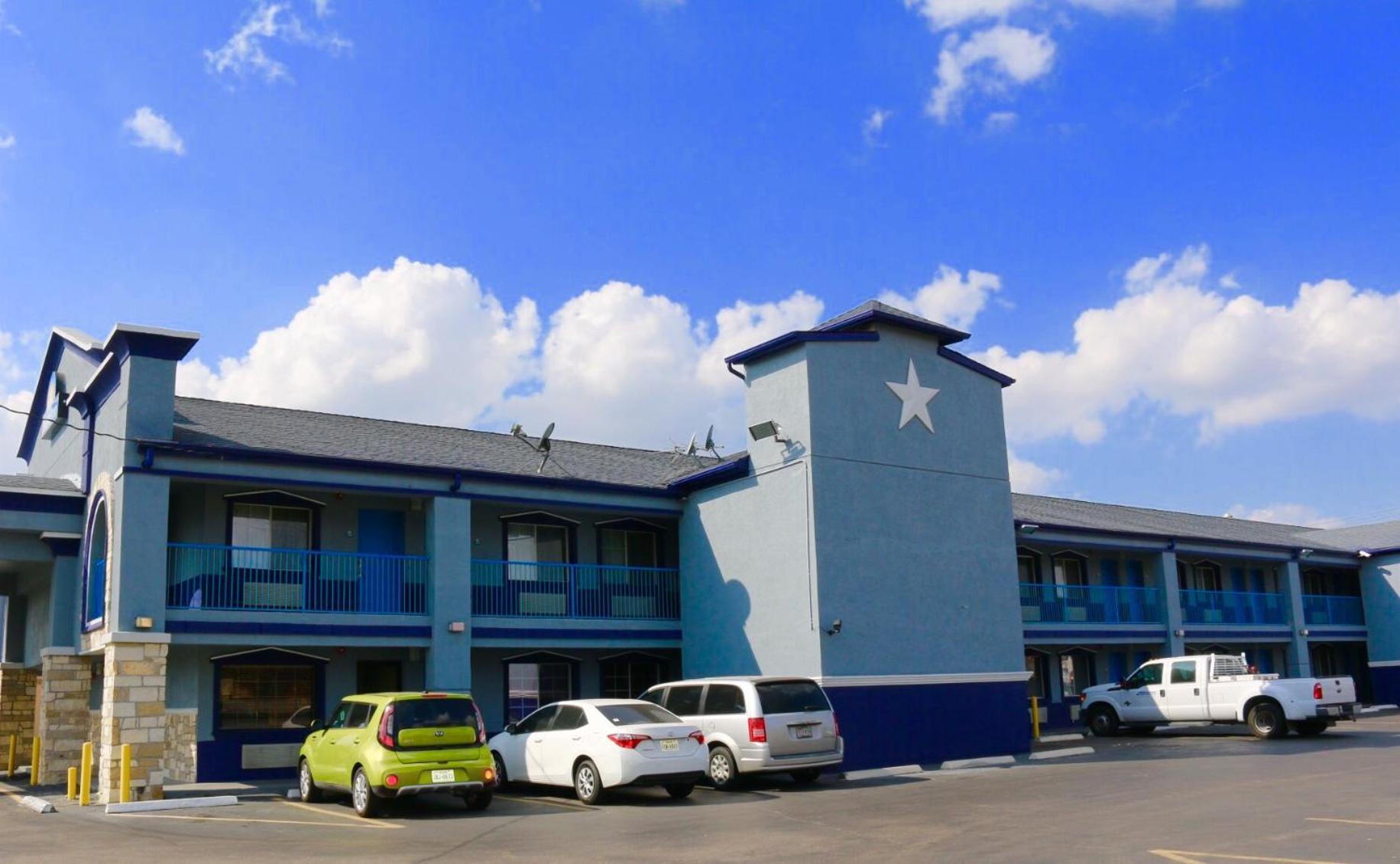 Days Inn by Wyndham Houston East photo 13