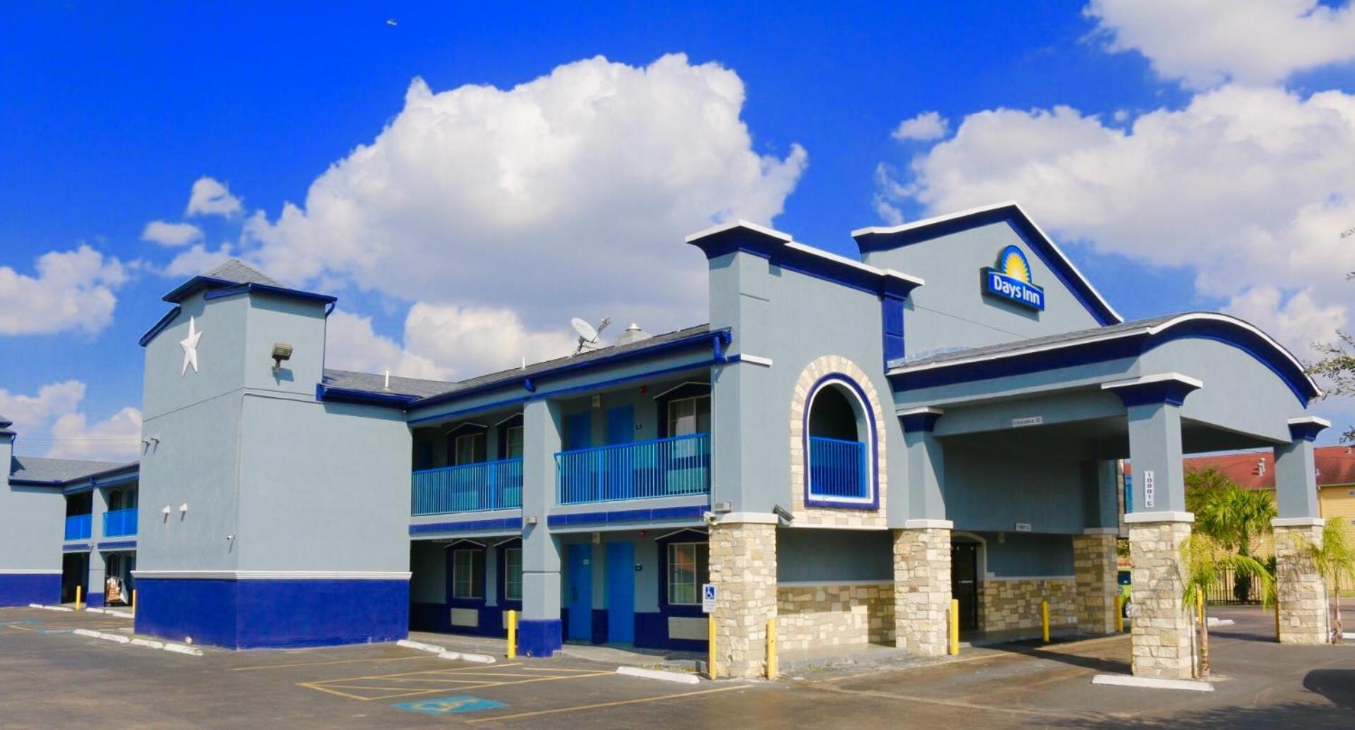 Days Inn by Wyndham Houston East photo 12