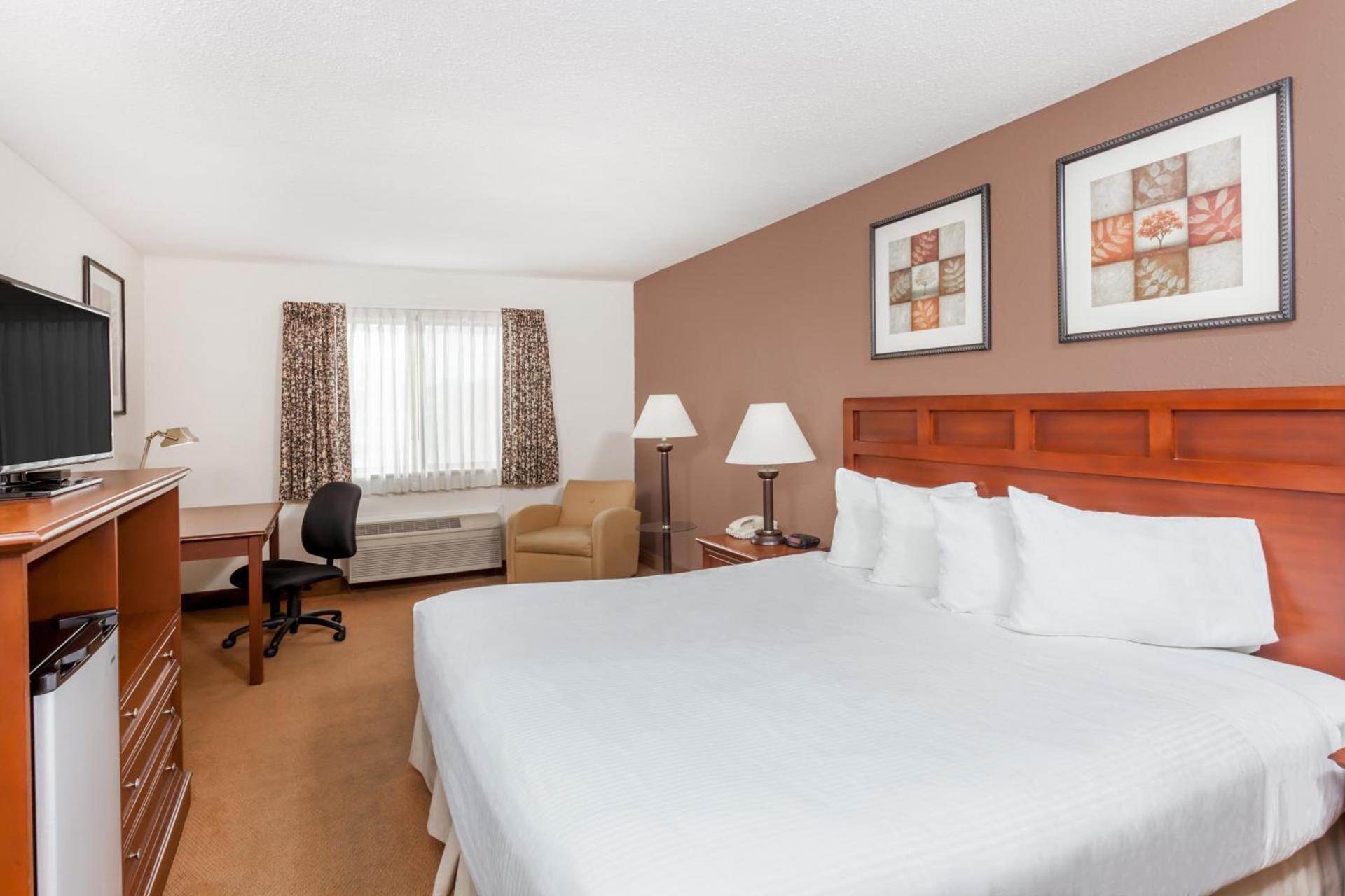 Baymont by Wyndham Tuscola photo 44