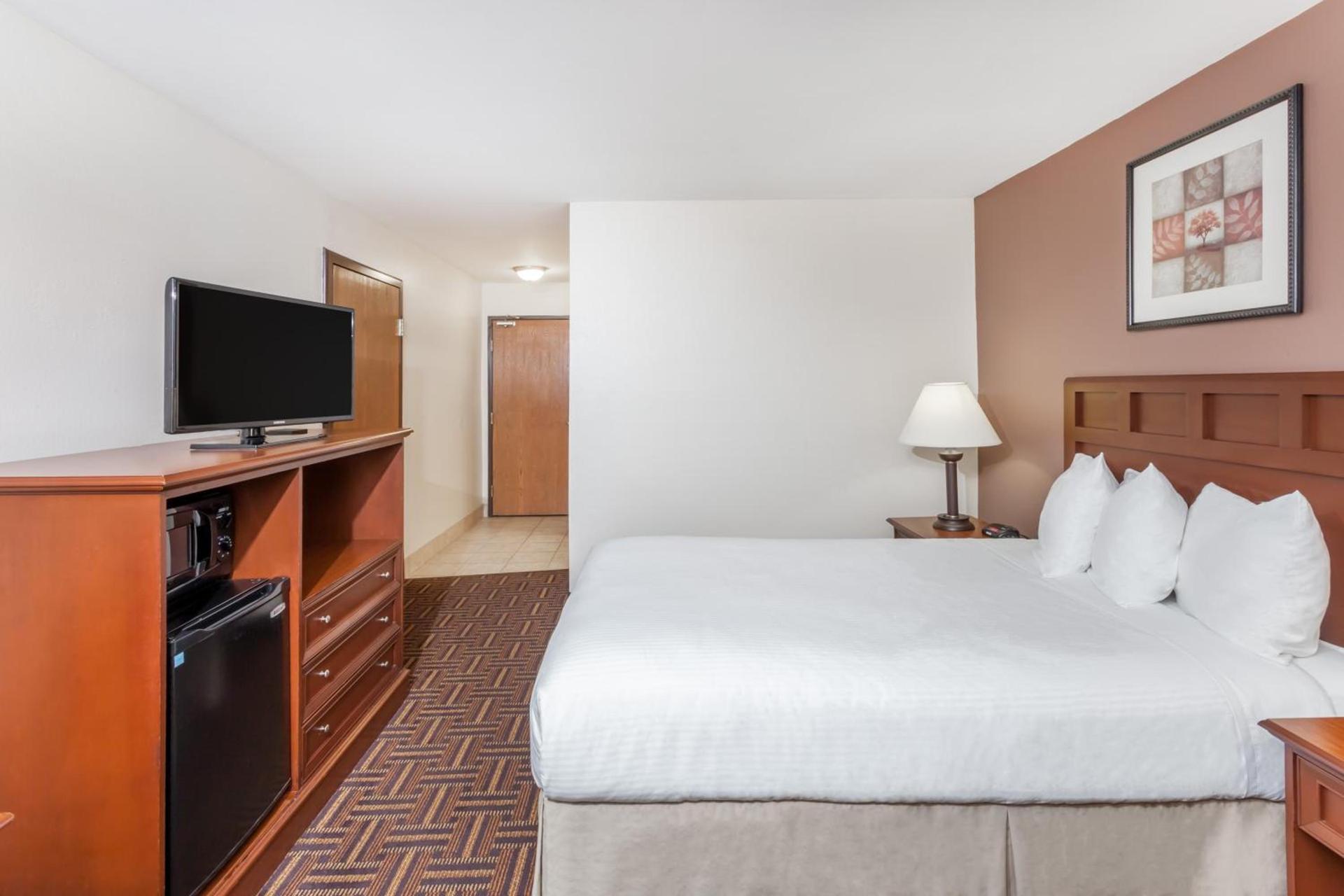 Baymont by Wyndham Tuscola photo 37
