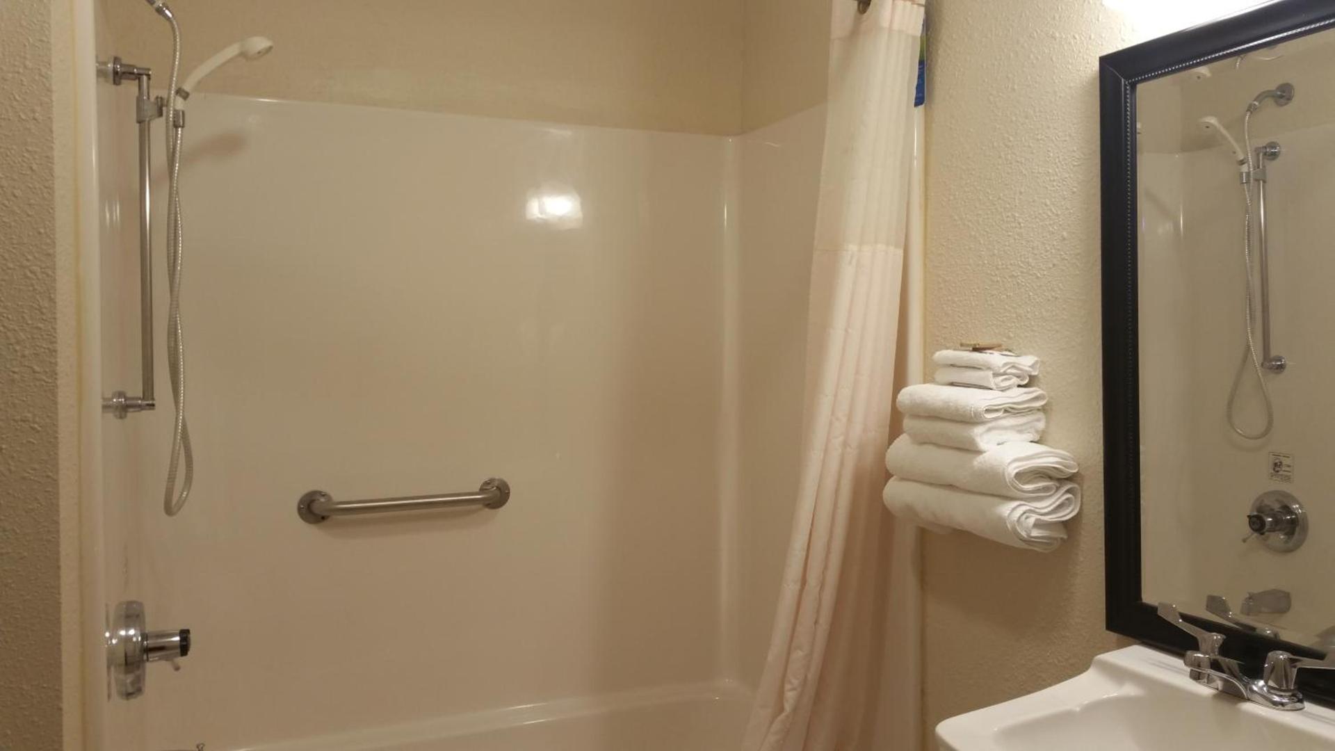 Baymont by Wyndham Tuscola photo 38