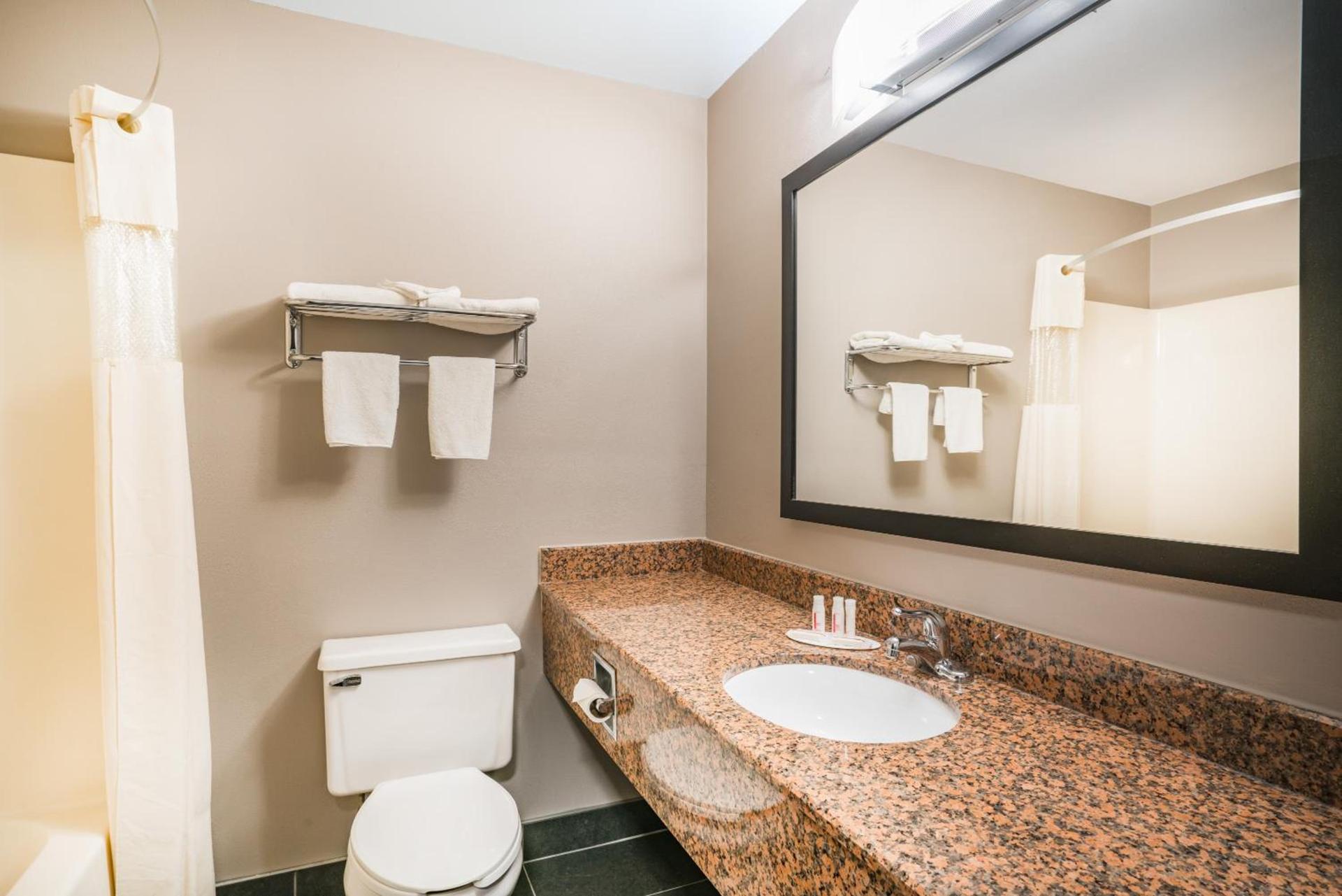 Days Inn & Suites by Wyndham Wausau photo 23
