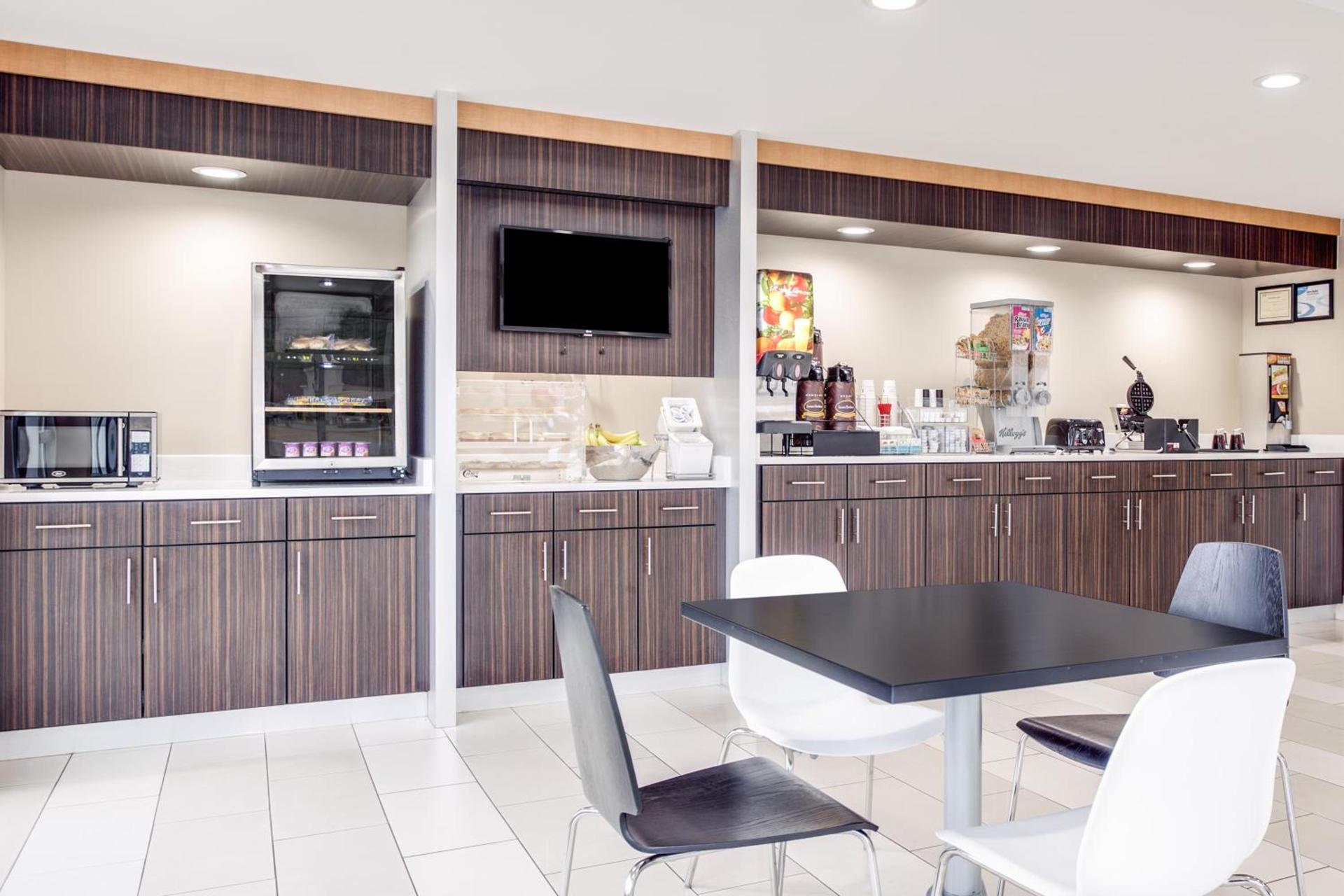 Super 8 by Wyndham Dalton photo 30
