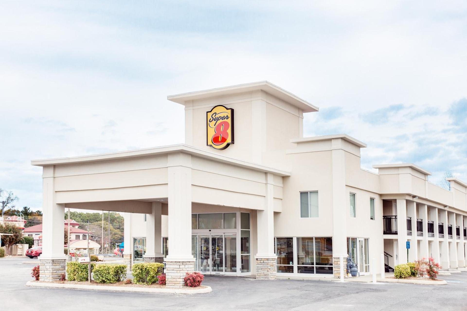 Super 8 by Wyndham Dalton photo 31