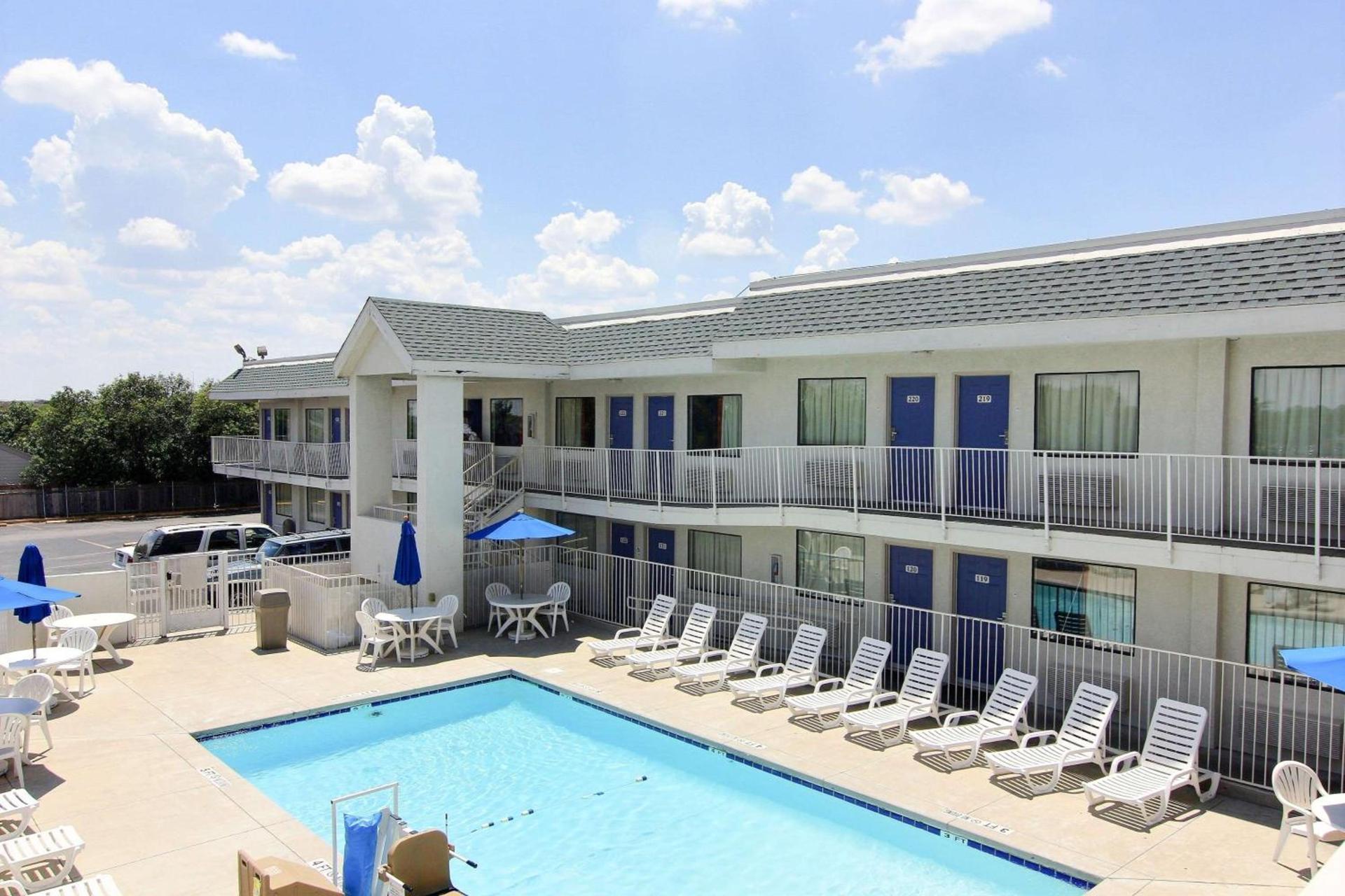 Motel 6-Austin, TX - North Central photo 3