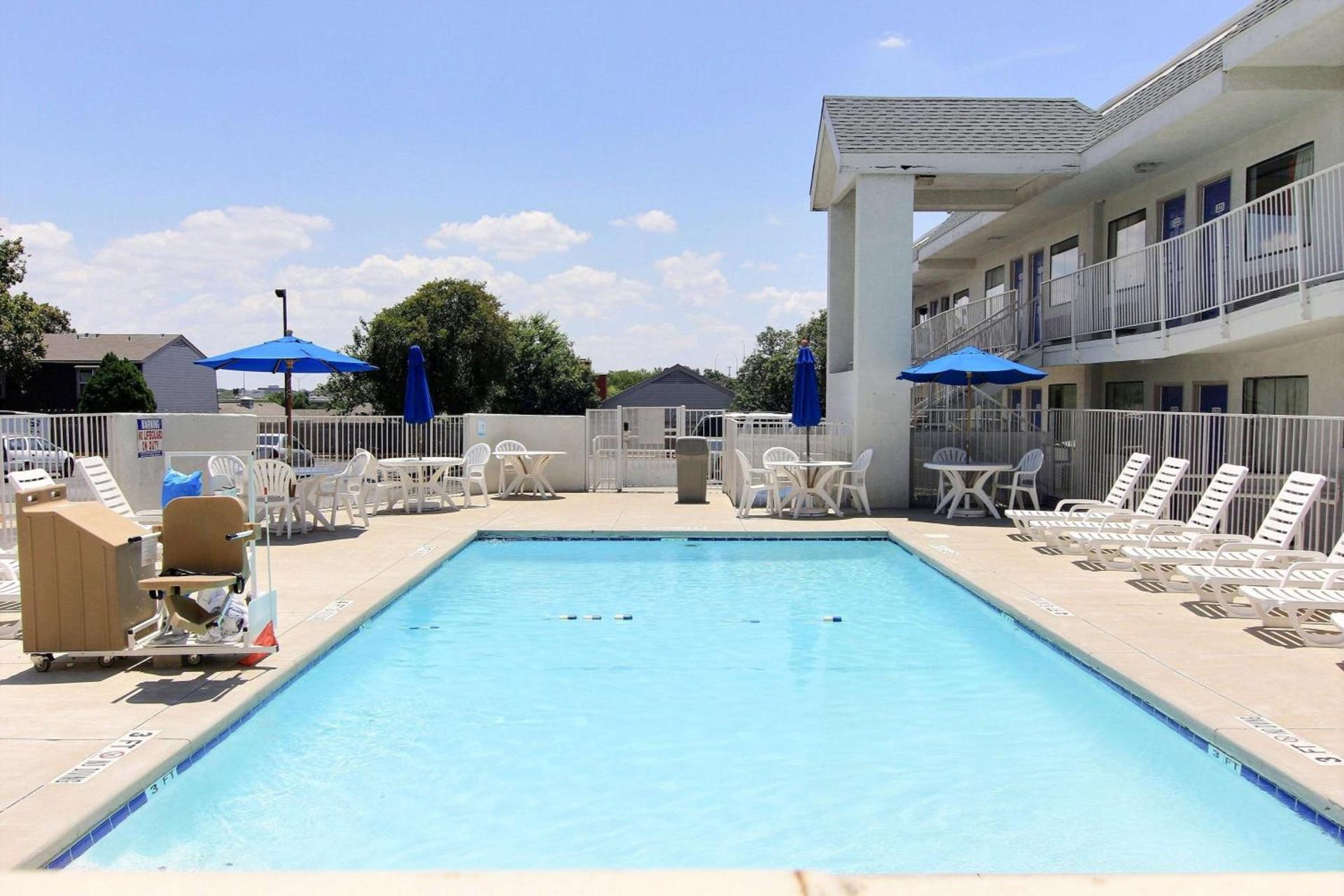 Motel 6-Austin, TX - North Central photo 4