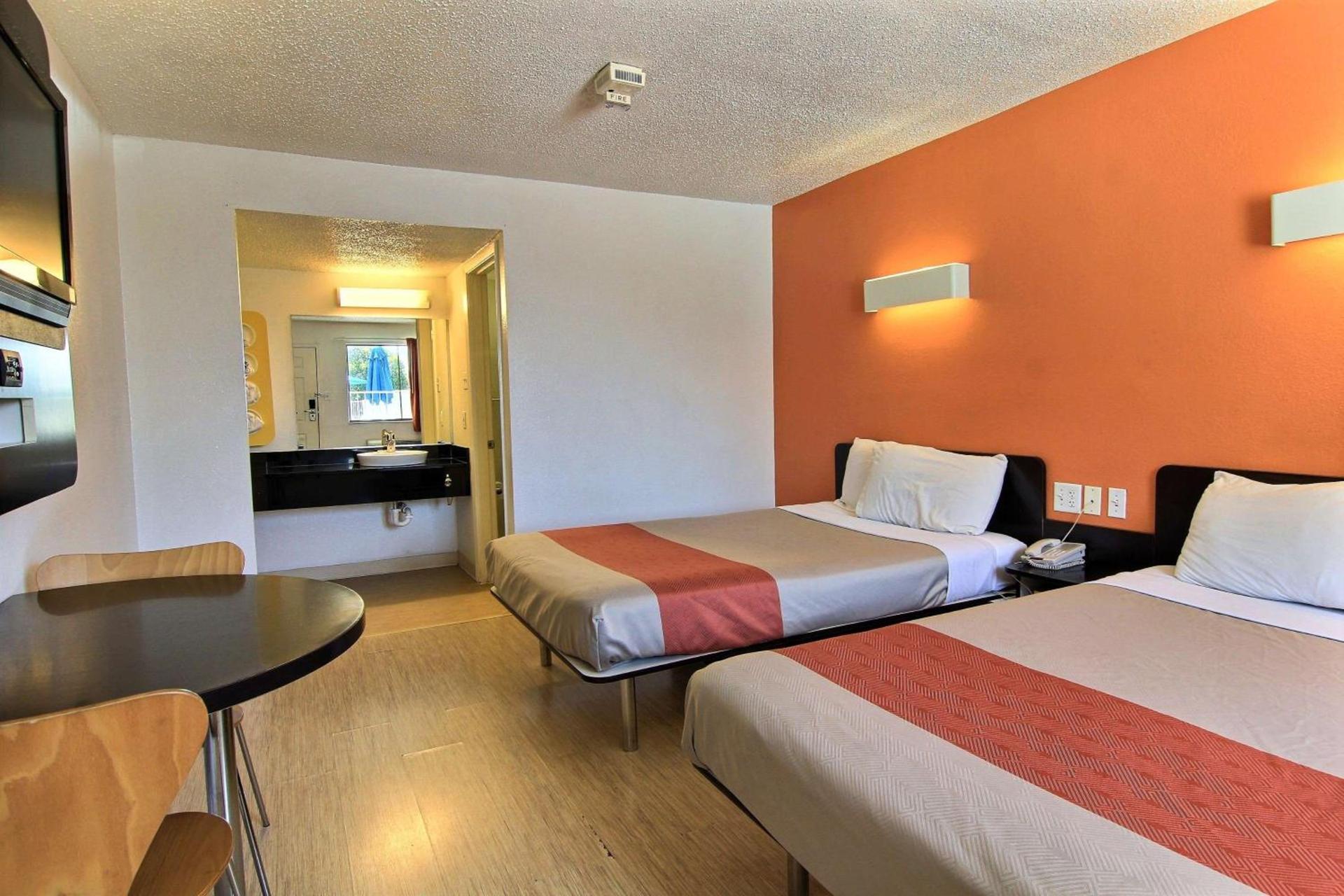 Motel 6-Austin, TX - North Central photo 8