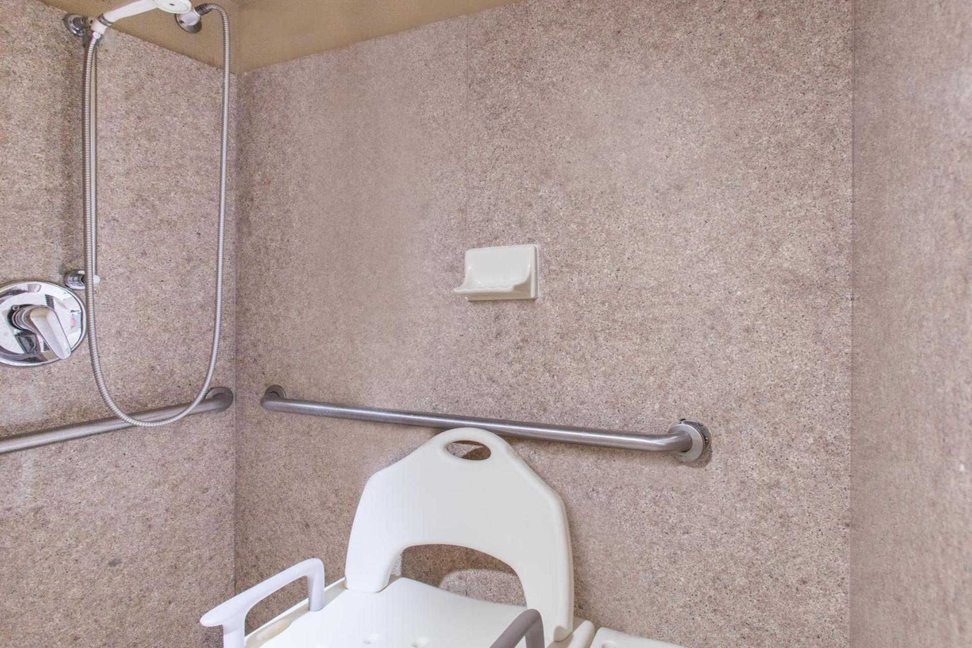 Hawthorn Suites Midwest City photo 6