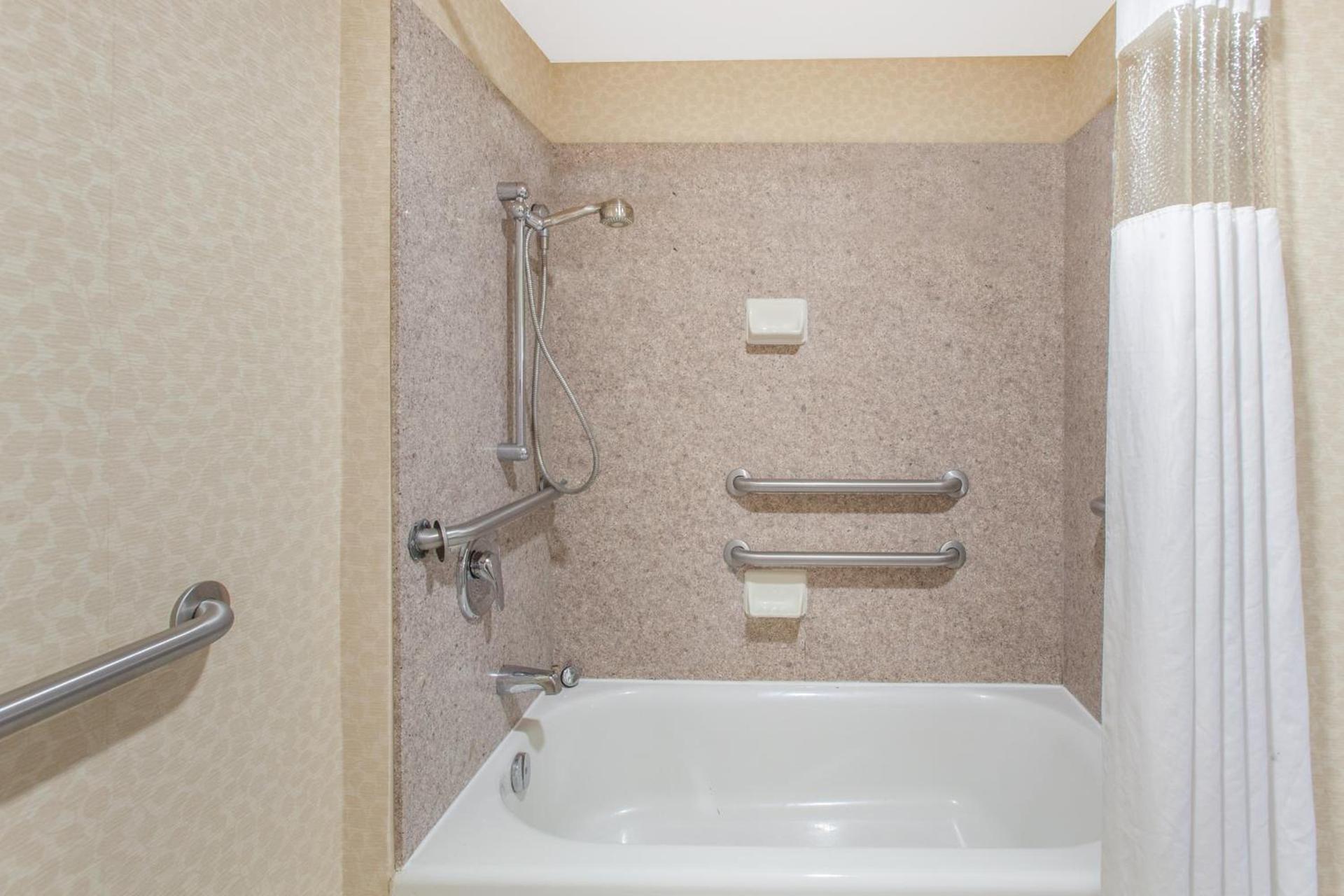 Hawthorn Suites Midwest City photo 5