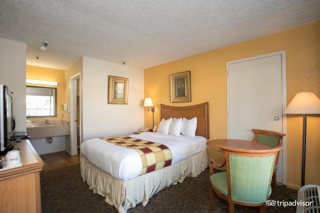 Budget Inn Sanford International Airport photo 9