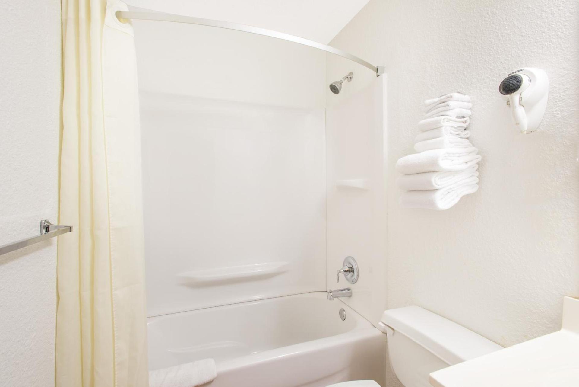 Rodeway Inn photo 24
