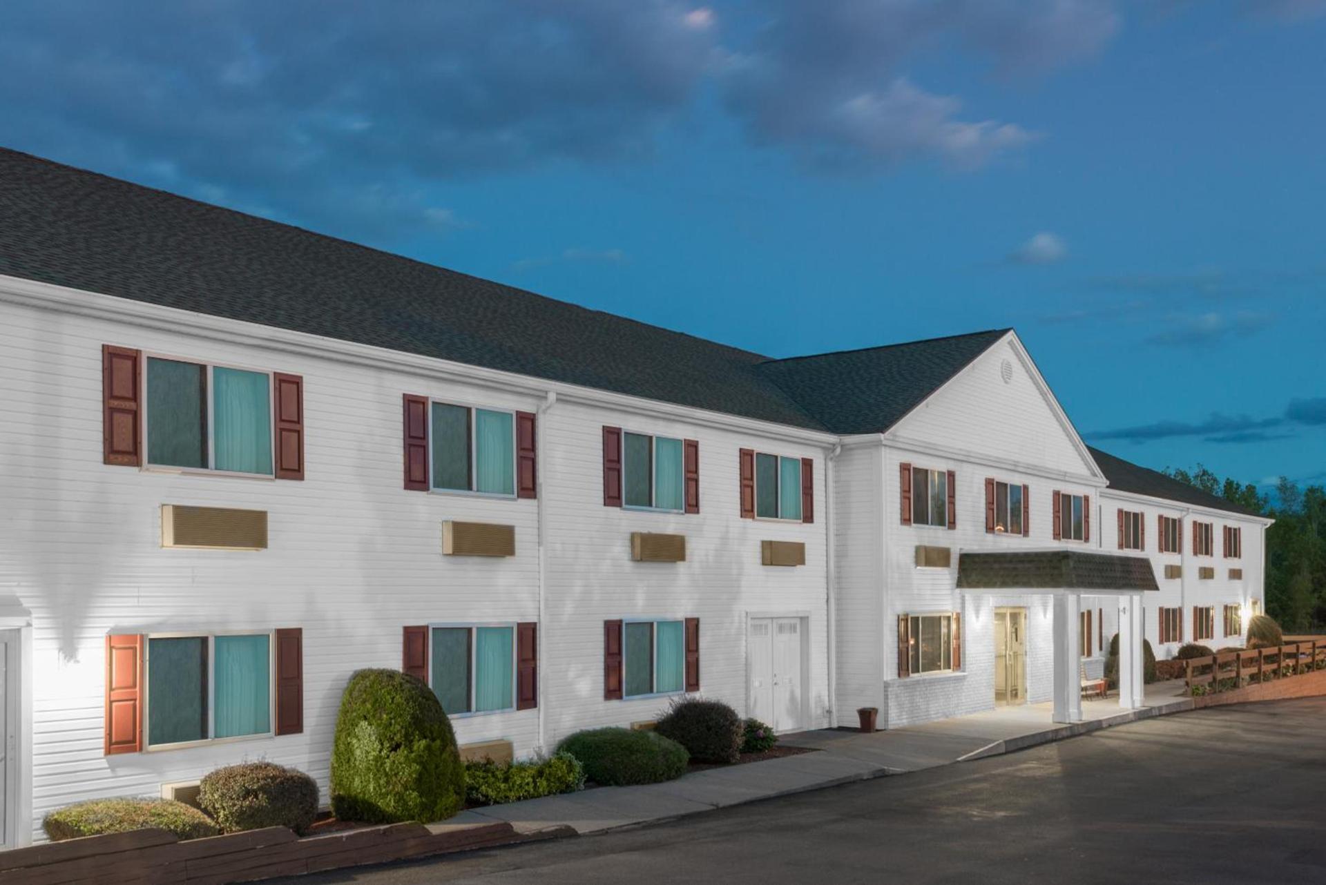 Rodeway Inn photo 17