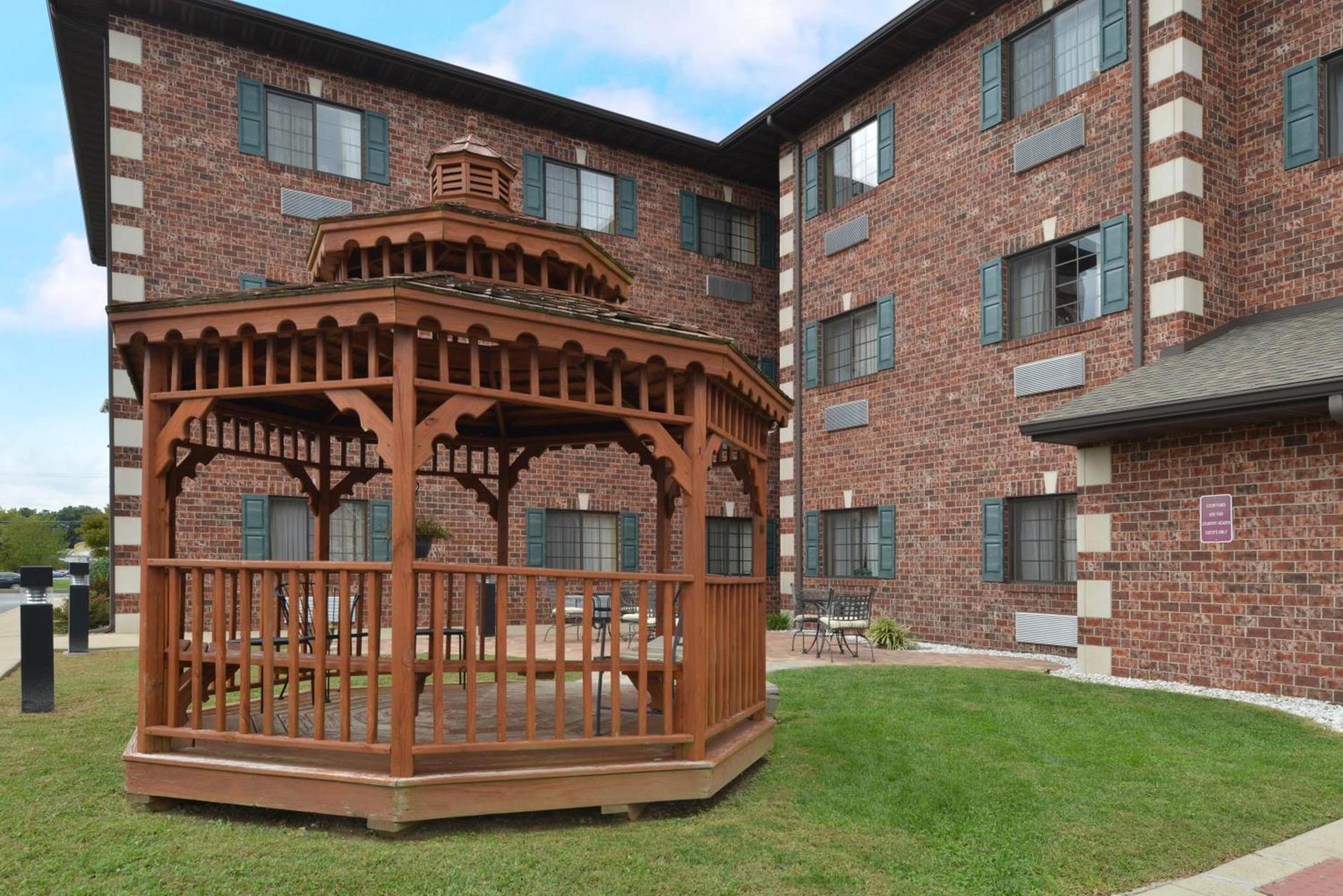 Country Hearth Inn & Suites Edwardsville photo 2